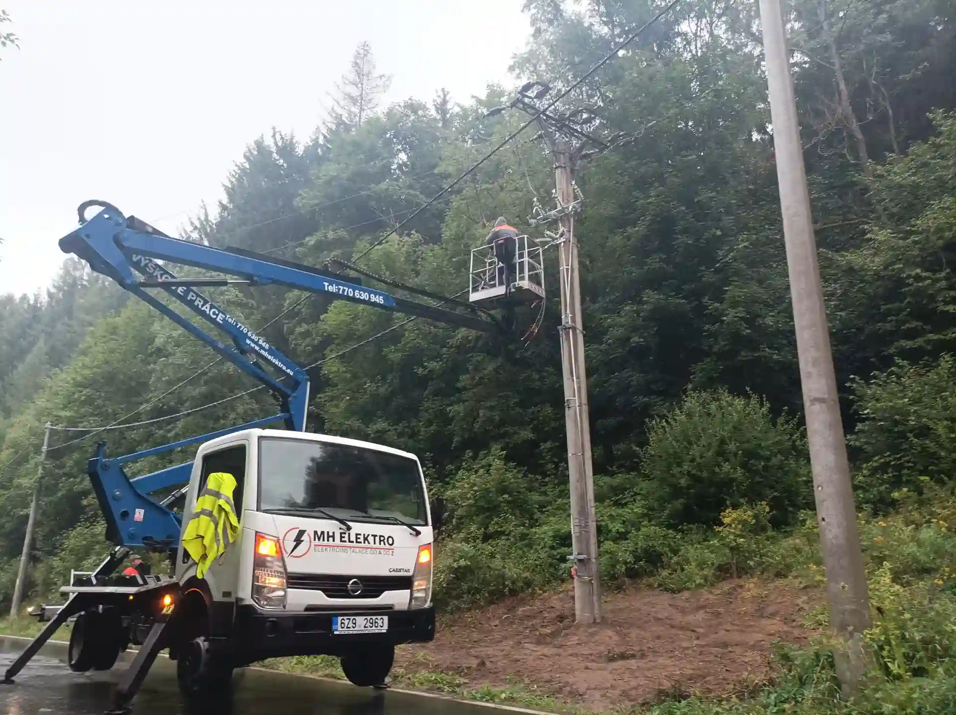Výškové elektroinstalace z autoplošiny venkovní vedení