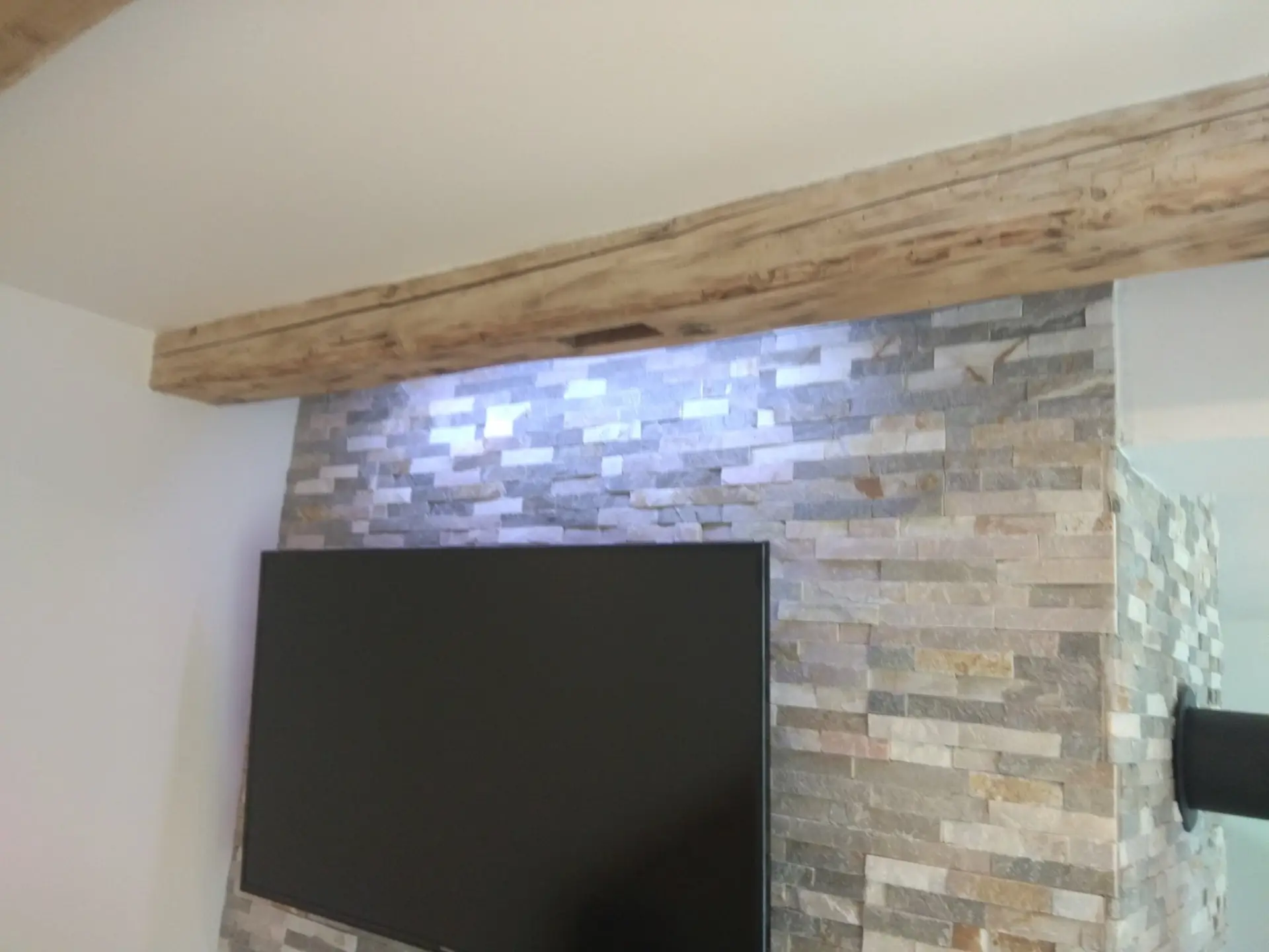 Designové LED osvětlení a lustr nad televizí