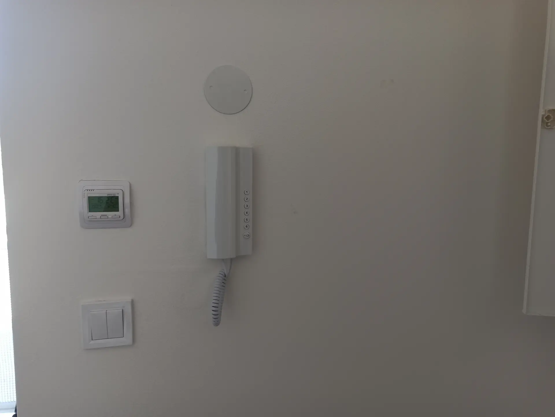 Domovní telefon, termostat a vypínač