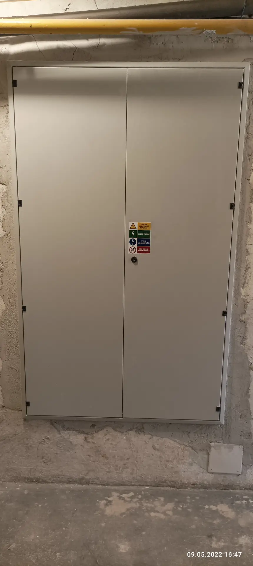 Skříň hlavního rozvaděče v suterénu