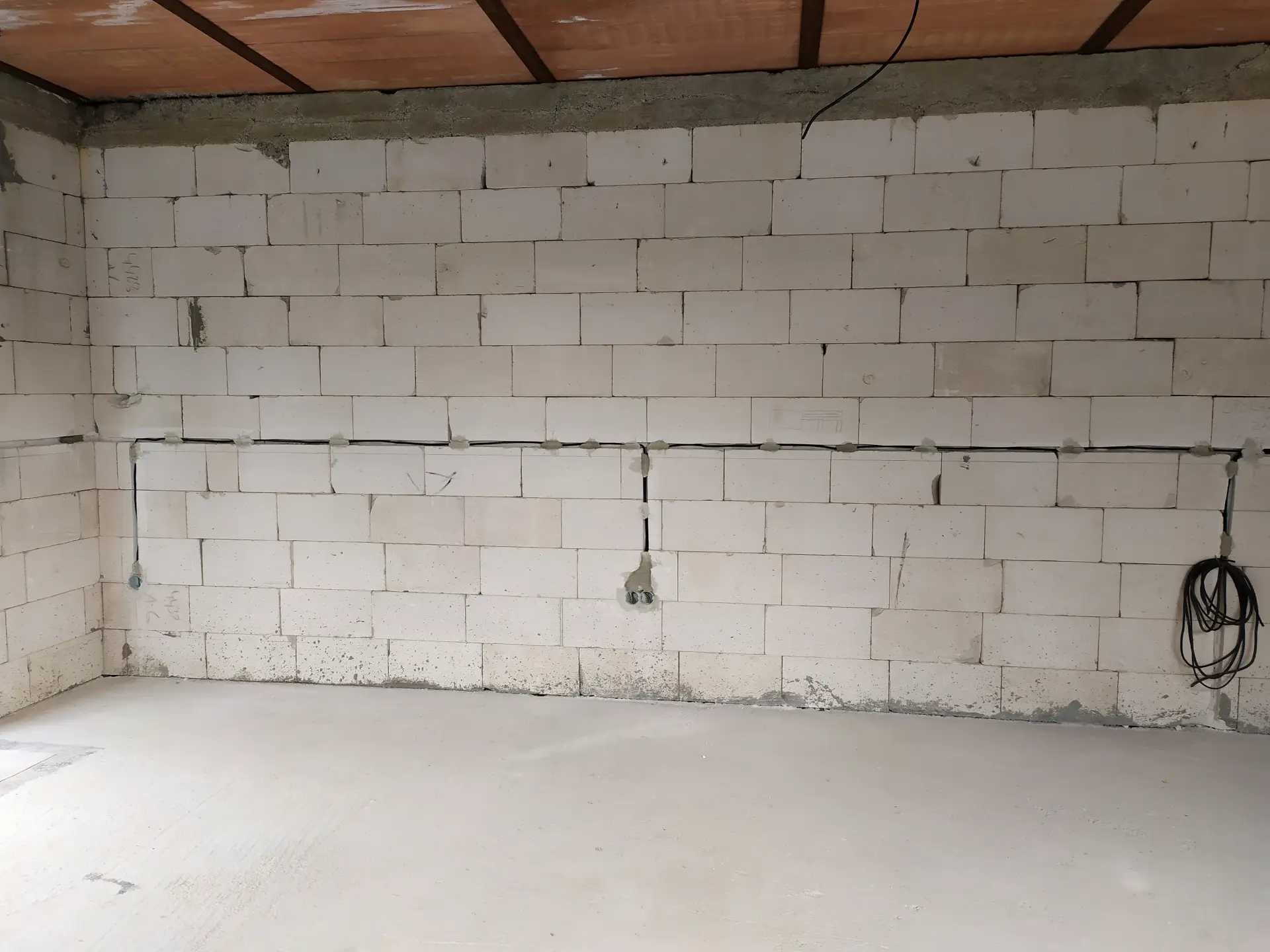 Hrubé rozvody kabeláže v Ytongu na novostavbě