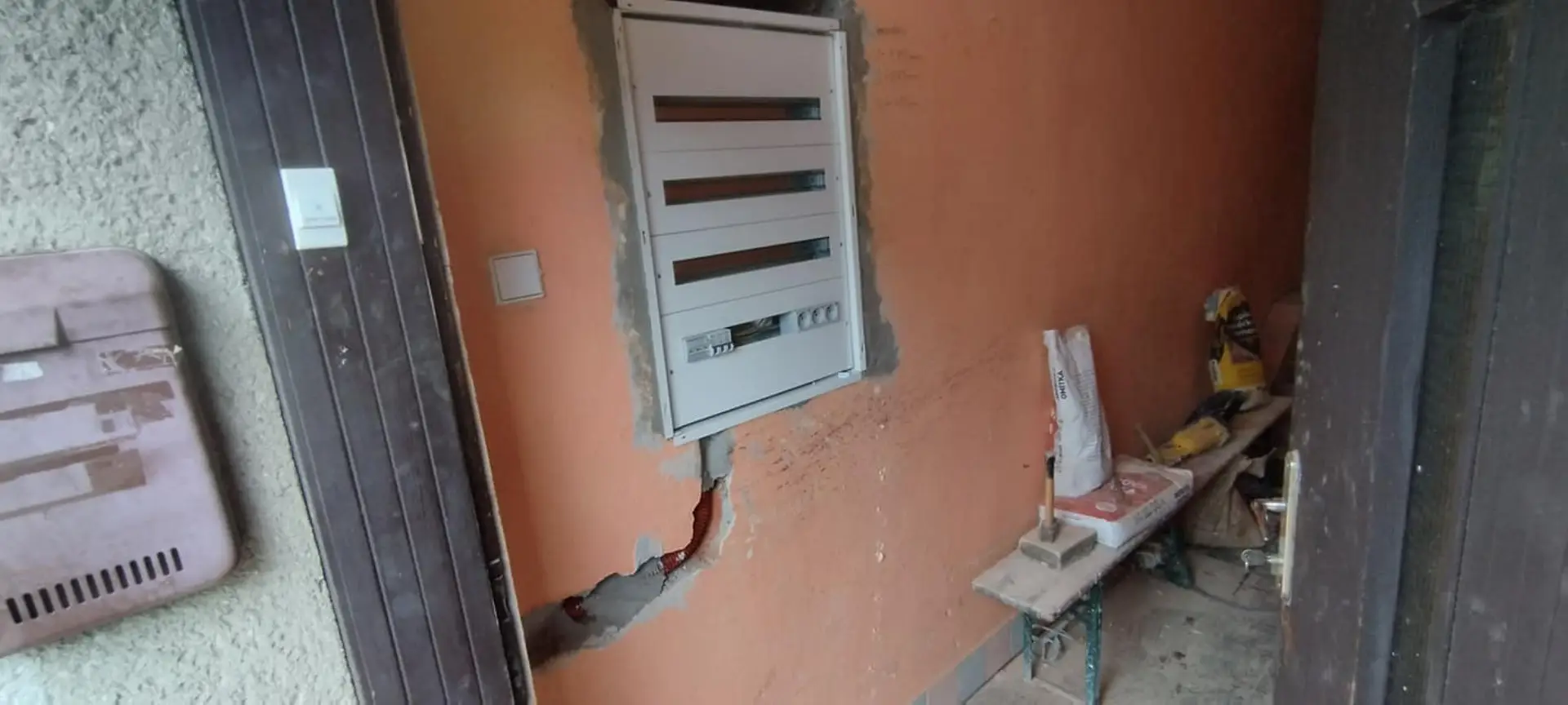 Instalace domovního rozvaděče s dozdívkou