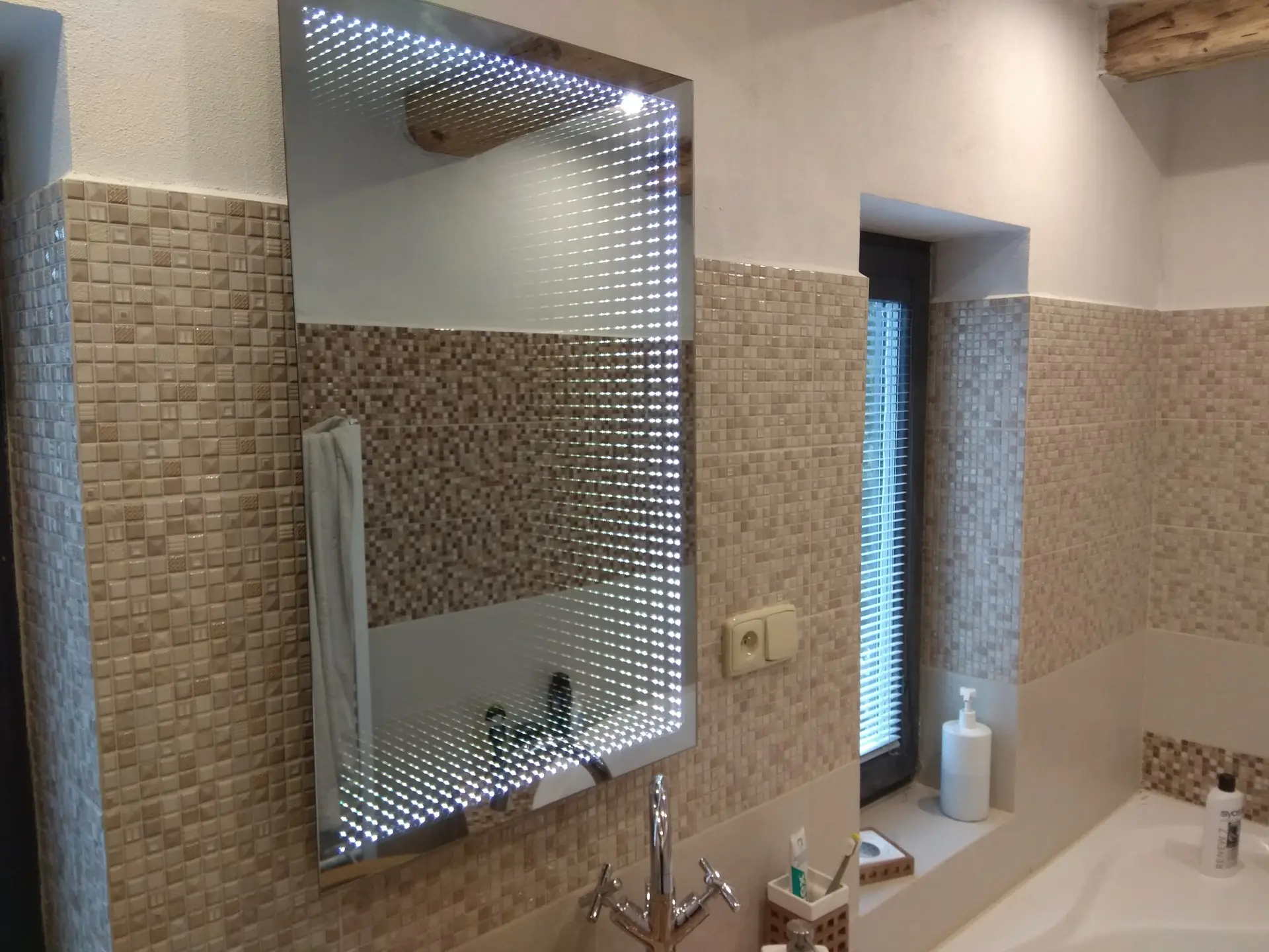 Instalace infinity zrcadla s LED osvětlením v koupelně