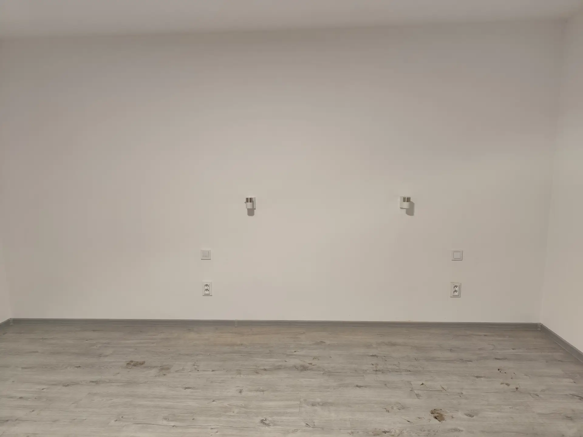 Instalace zásuvek, vypínačů a nástěnných svítidel