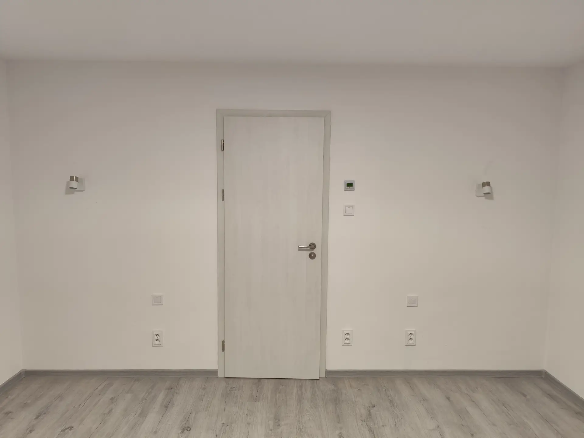 Kompletace vypínačů, zásuvek a termostatu u dveří