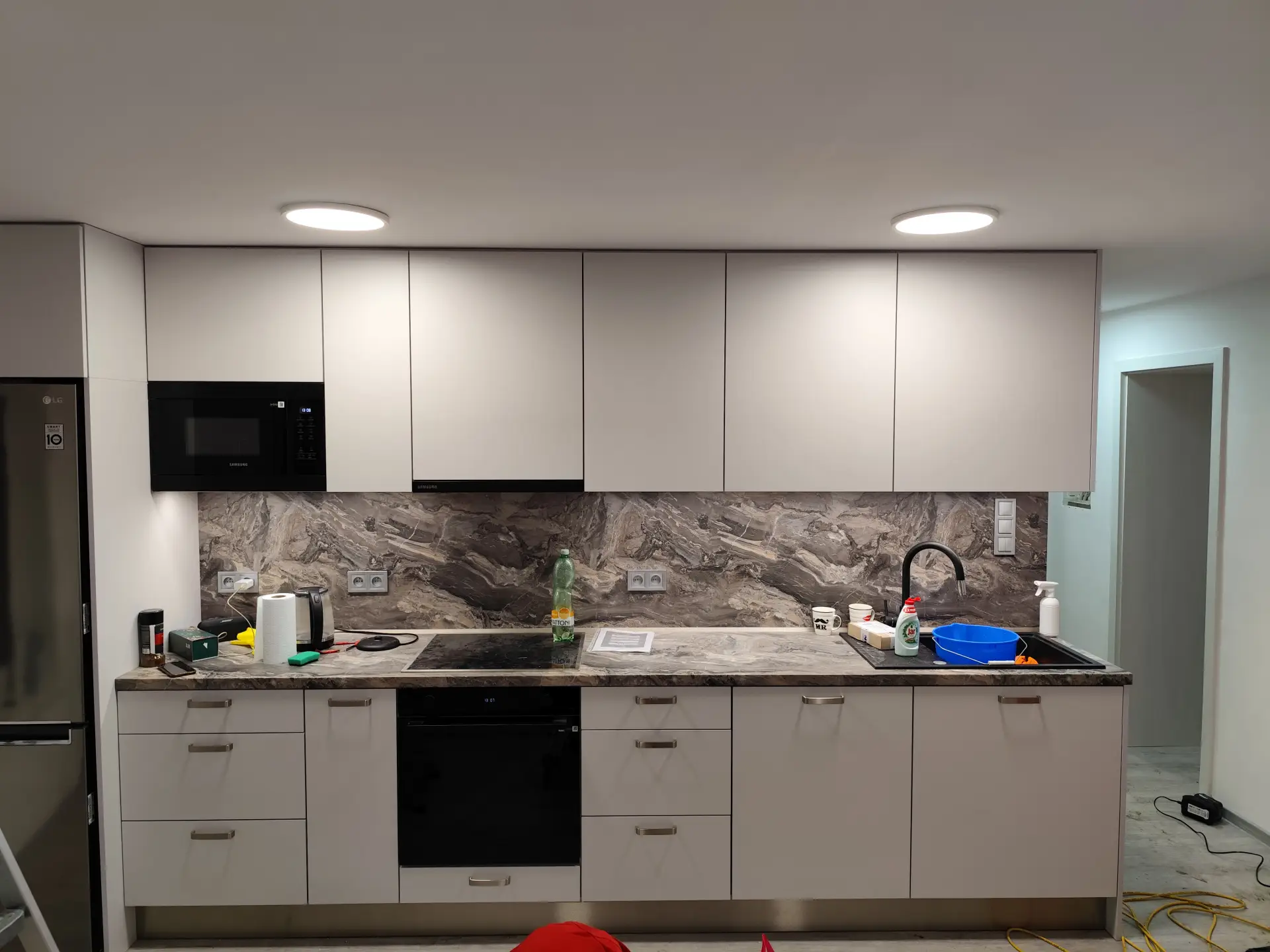 Zapojení spotřebičů, zásuvek a LED osvětlení v kuchyni