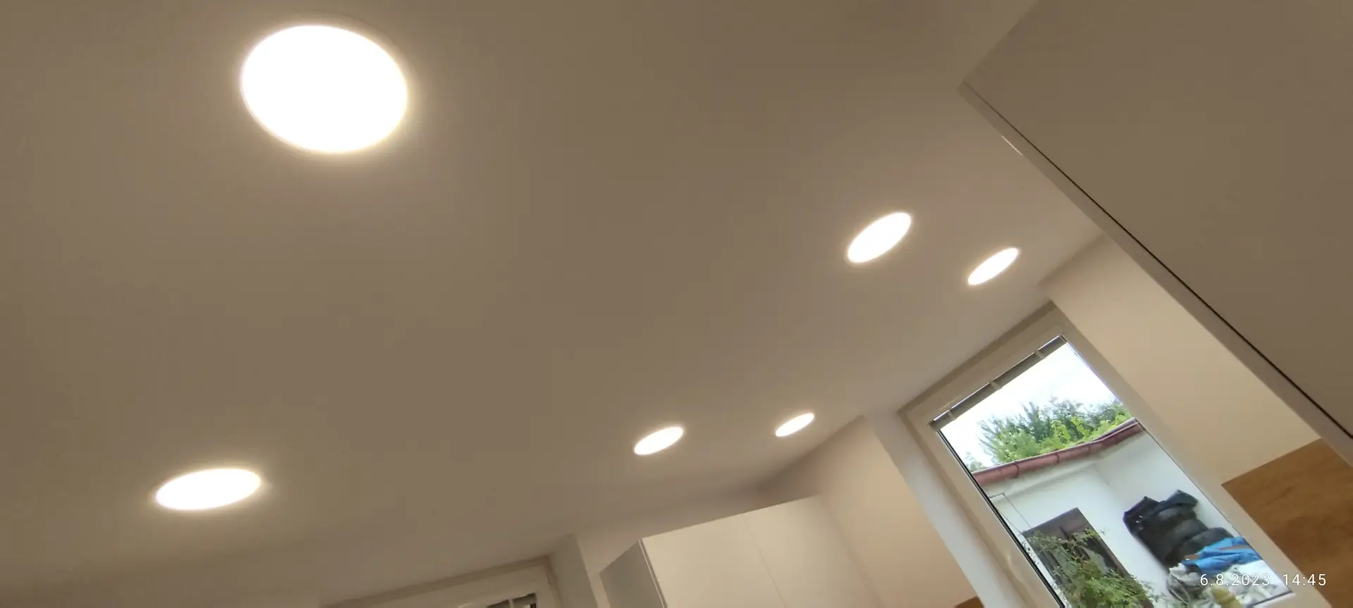 LED bodová světla v podhledech moderního interiéru