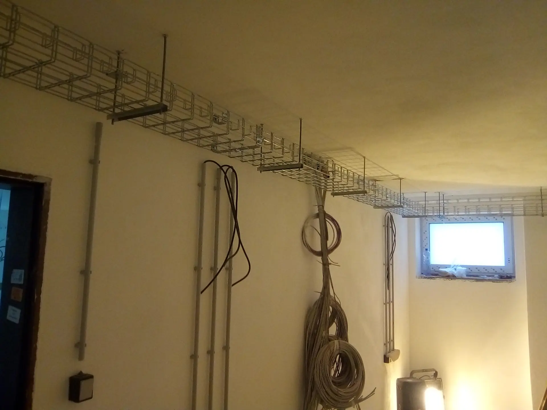 Montáž kabelových žlabů a tras v technické místnosti