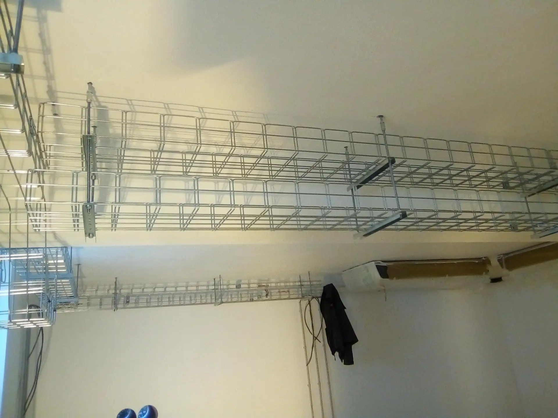 Montáž stropních drátěných žlabů