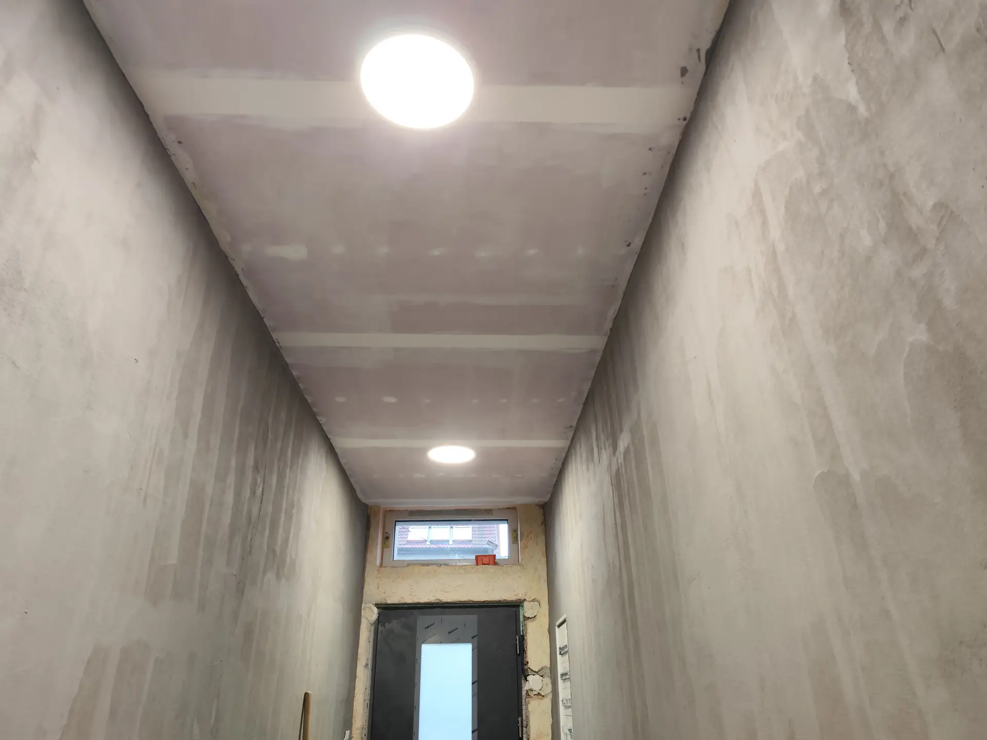 Montáž stropního osvětlení na chodbě po rekonstrukci