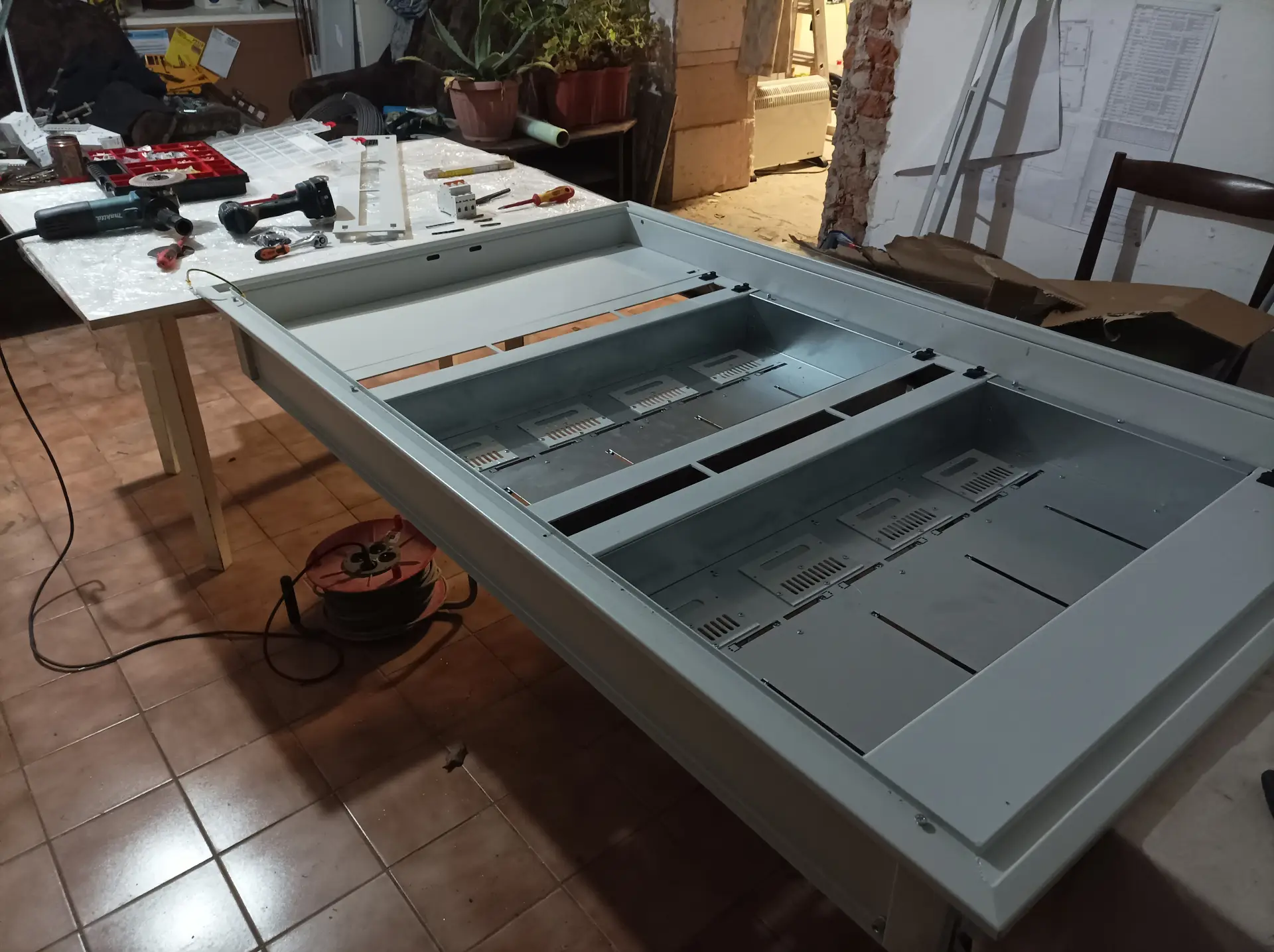 Příprava a montáž velkého rozvaděče