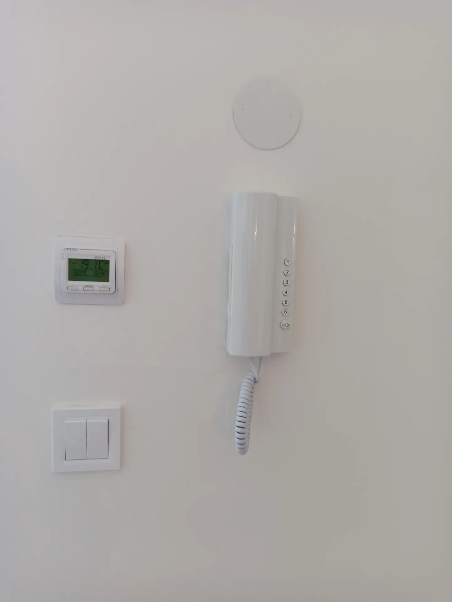 Nástěnný interkom, ovládání topení a vypínač
