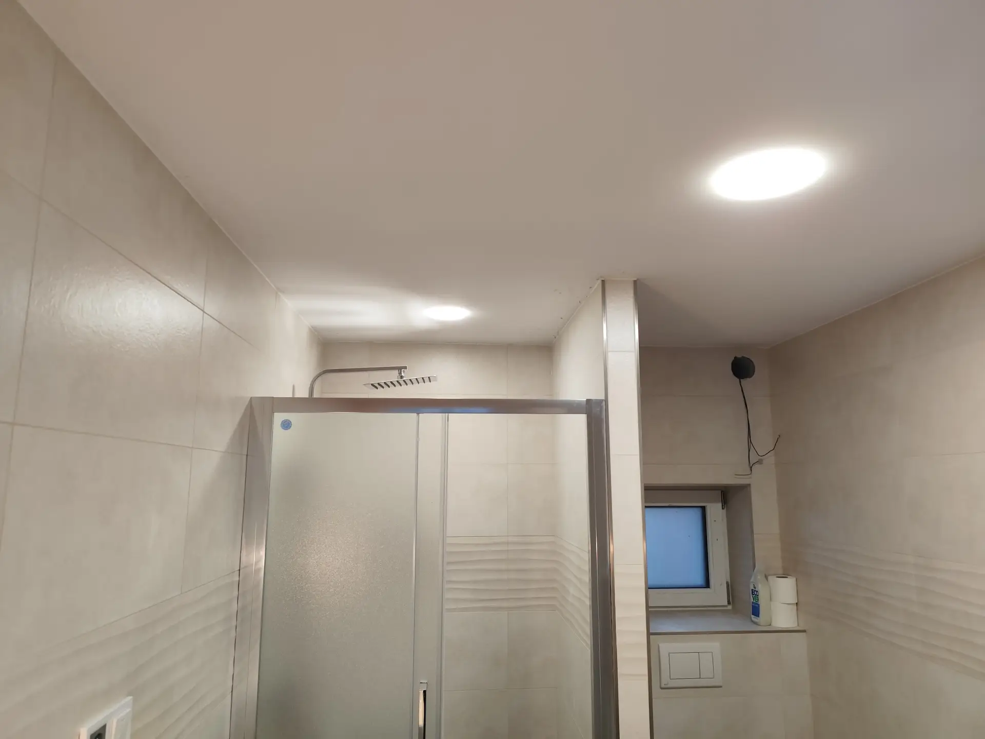 Bodové osvětlení koupelny a příprava na ventilátor