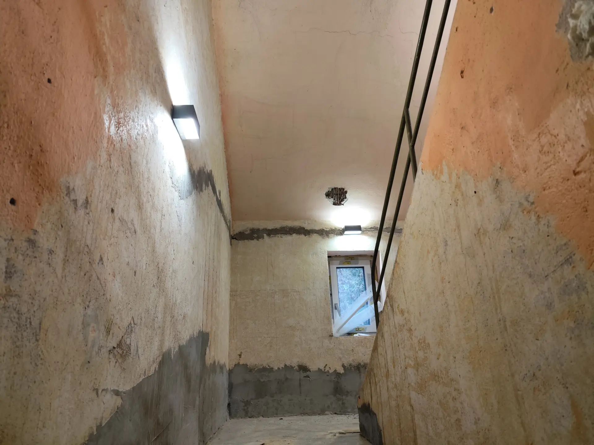 Nástěnný LED panel a osvětlení schodiště při rekonstrukci