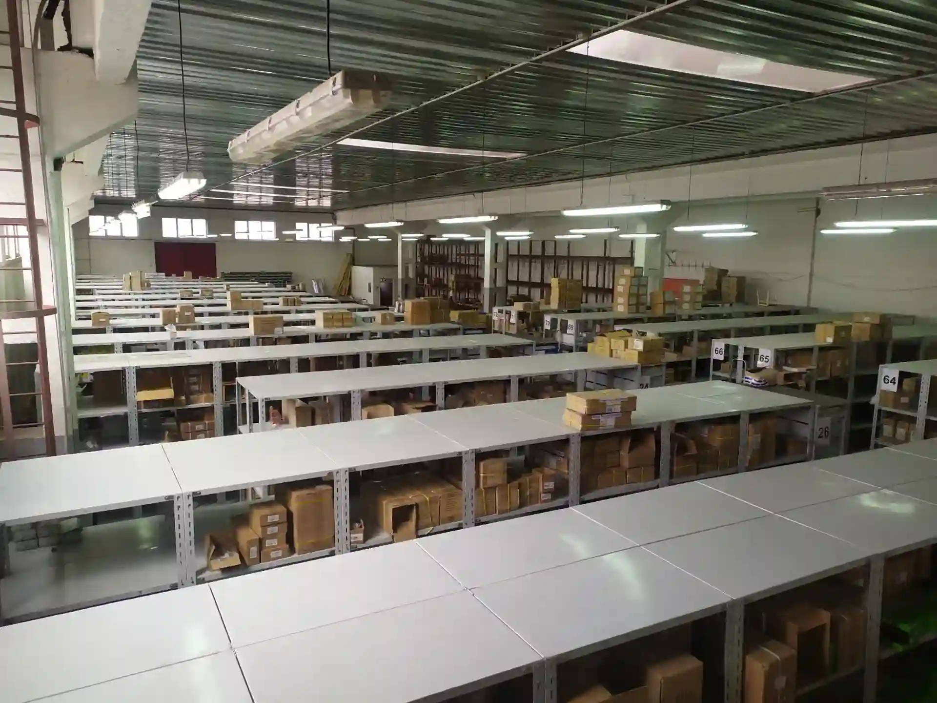 Průmyslové osvětlení skladové haly