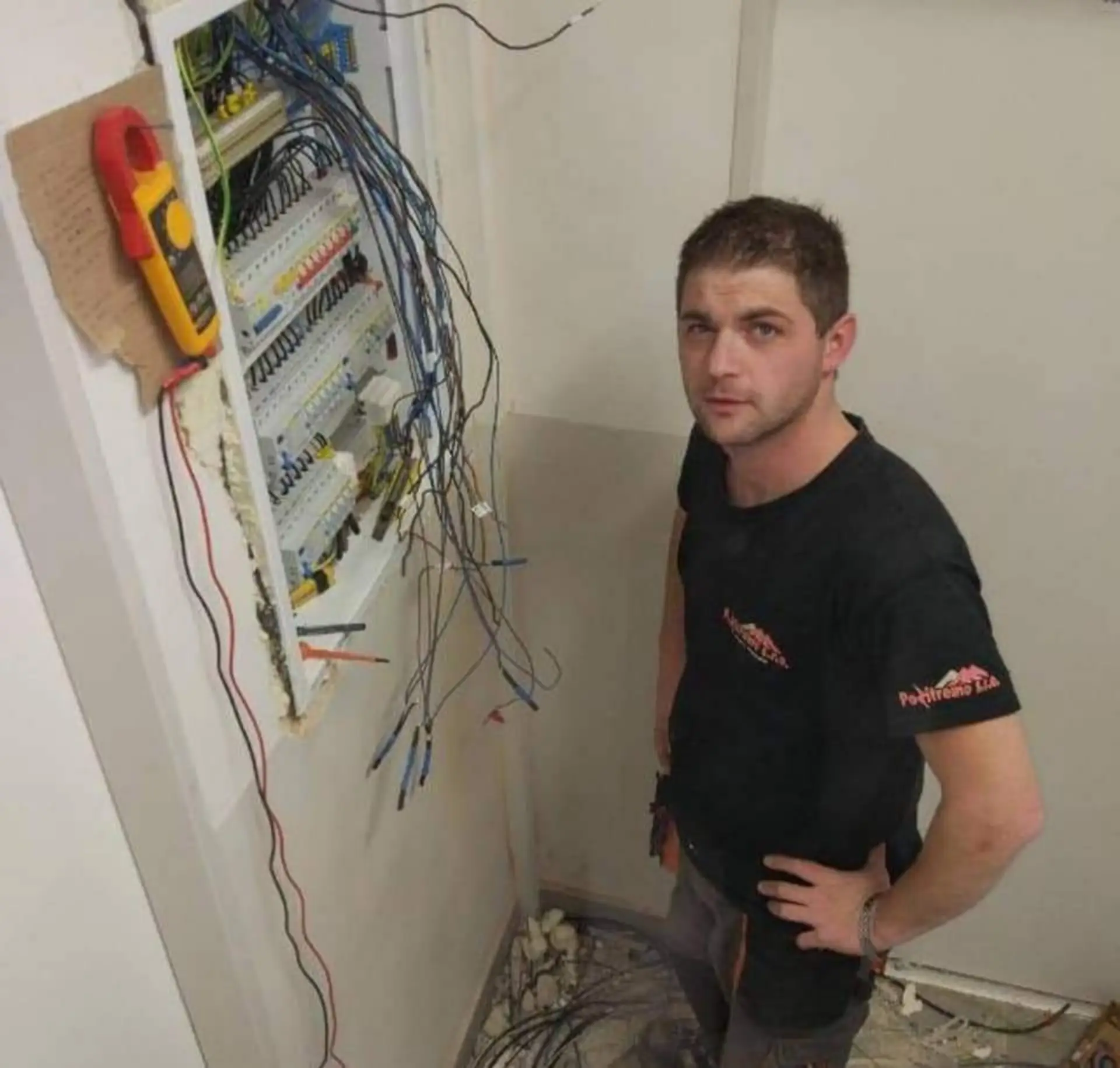 Pan Schwarzer při montáži domovního rozvaděče