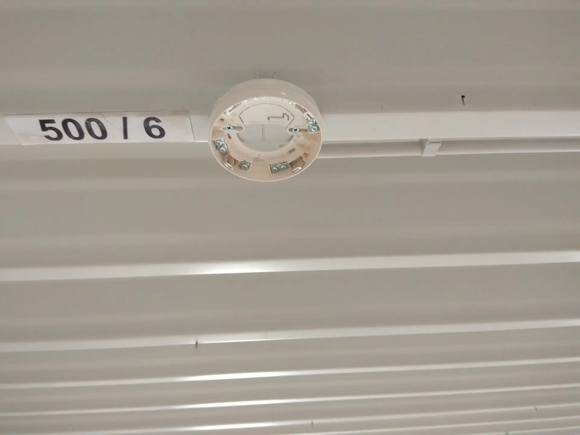 Instalace patice požárního hlásiče se stropním označením