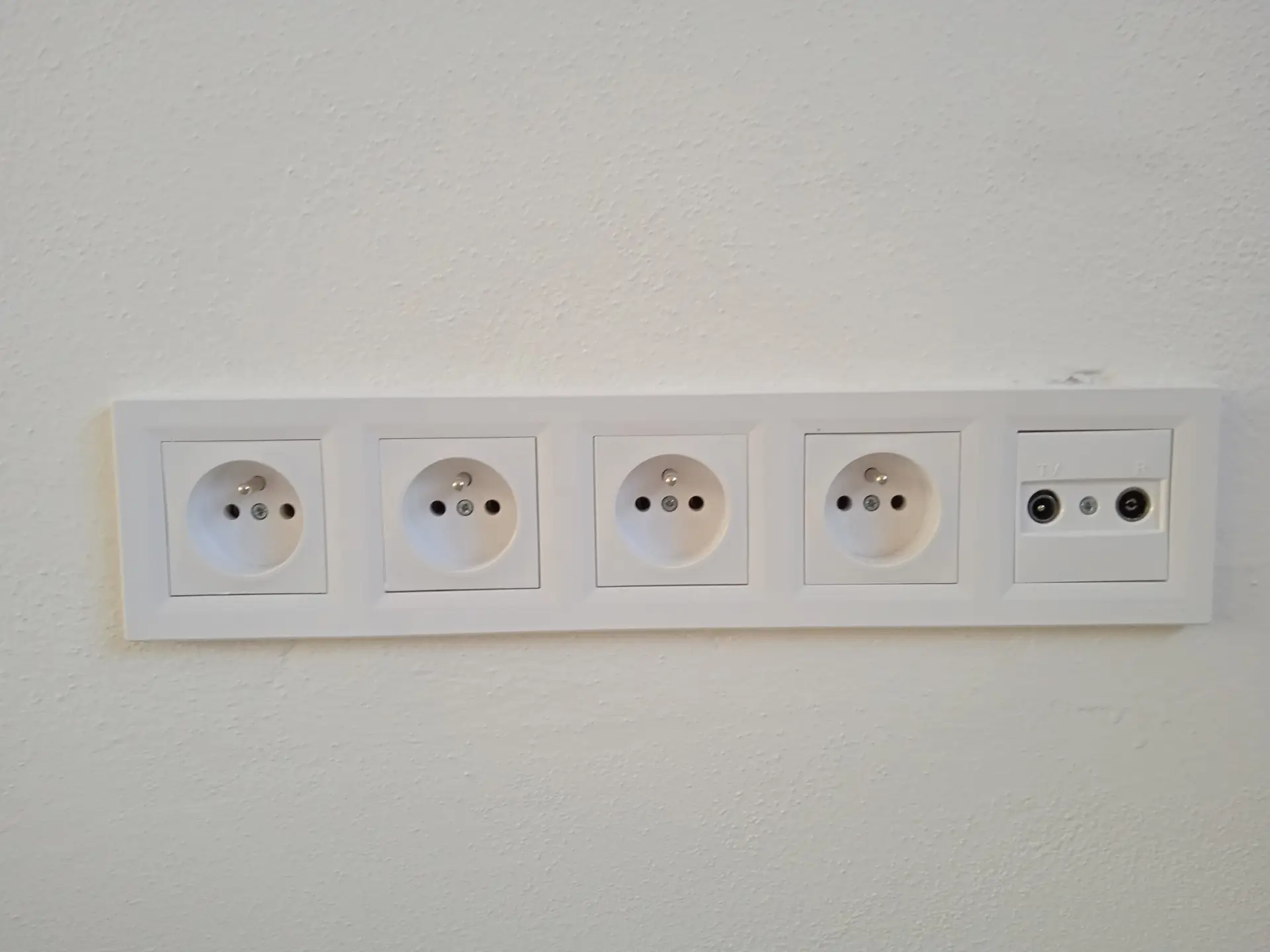 Pětirámeček se zásuvkami a televizní přípojkou