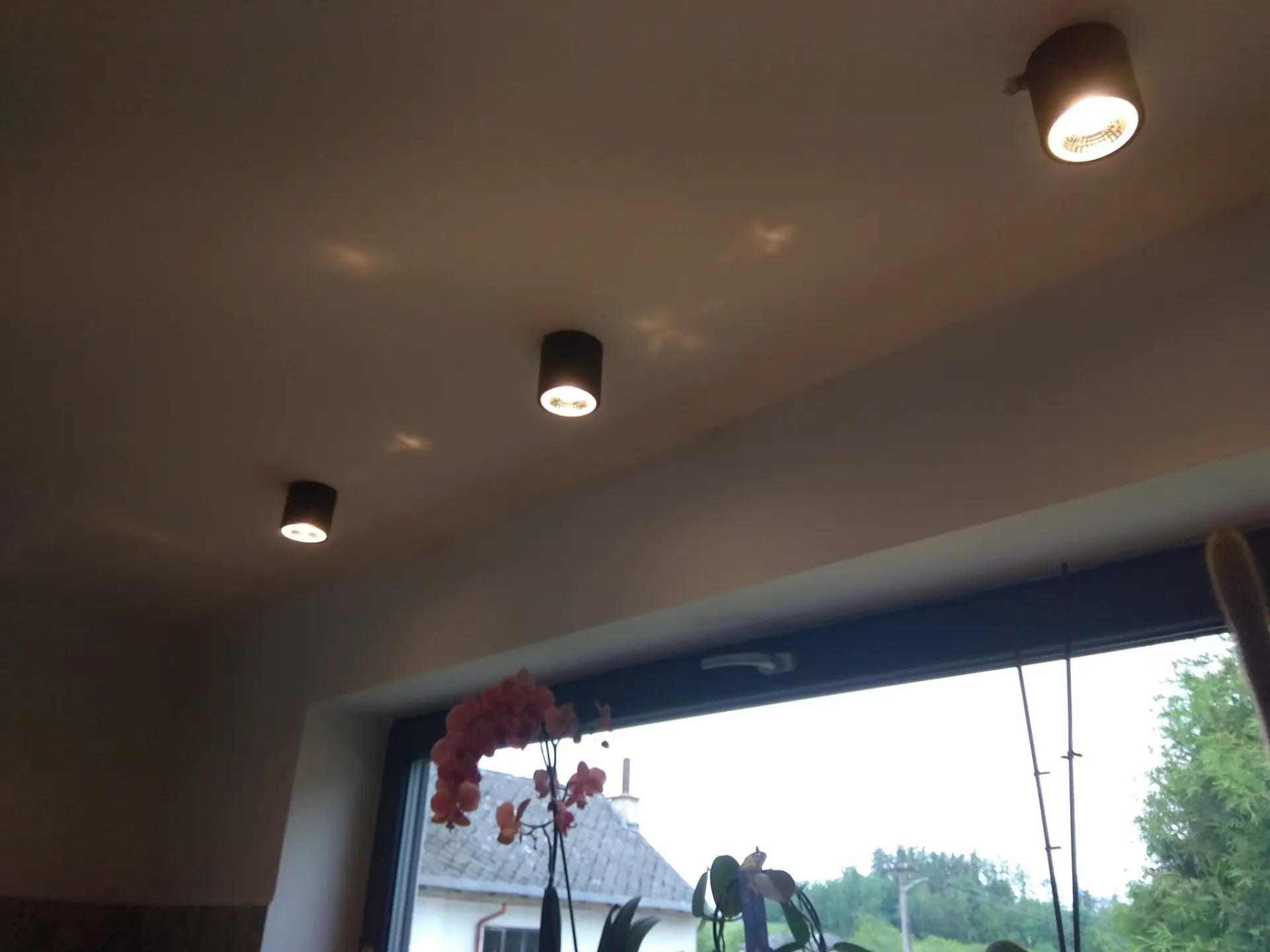 Přisazená stropní svítidla ve tvaru černých tubusů