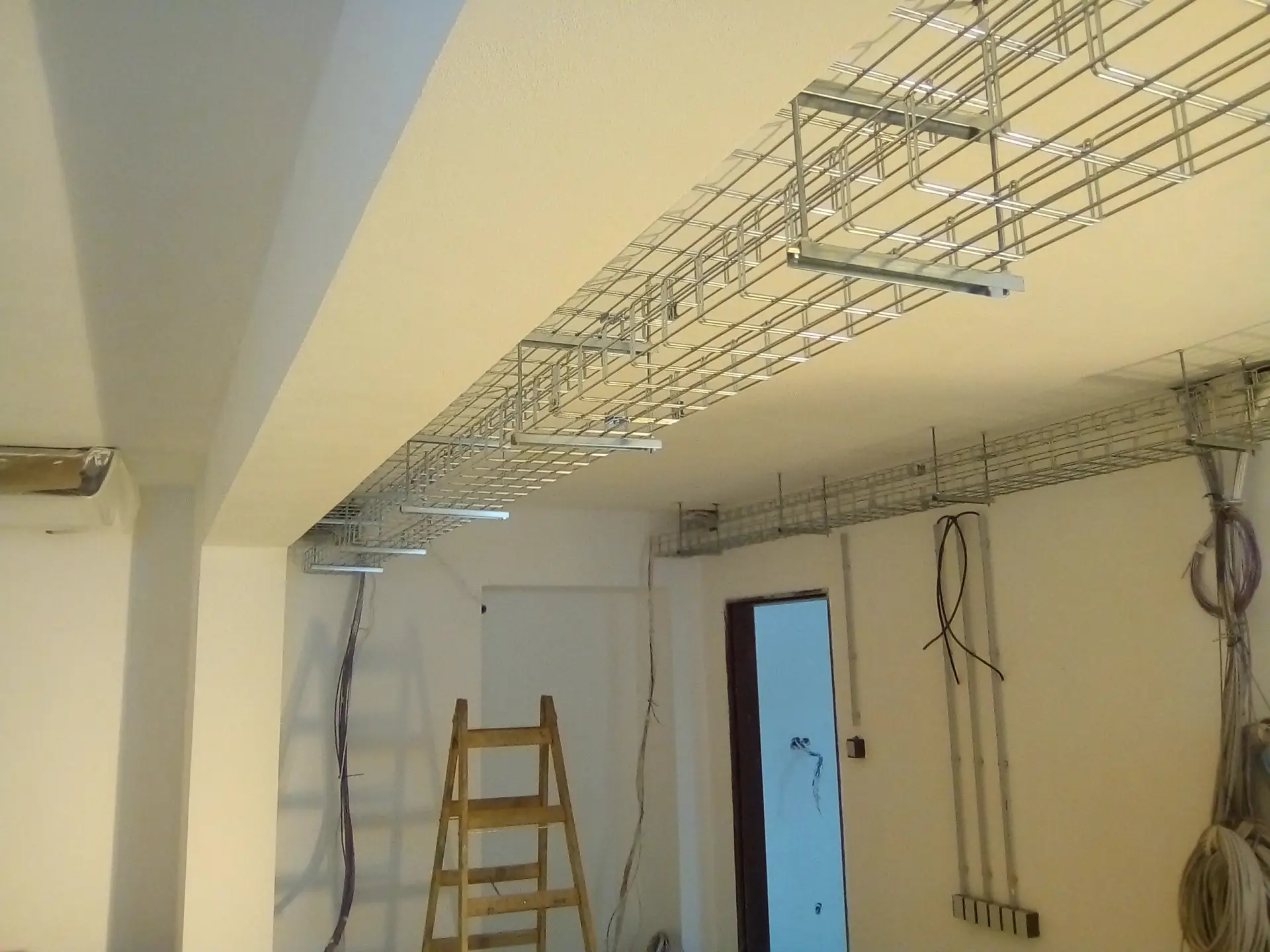 Stropní drátěné žlaby a kabelové trasy