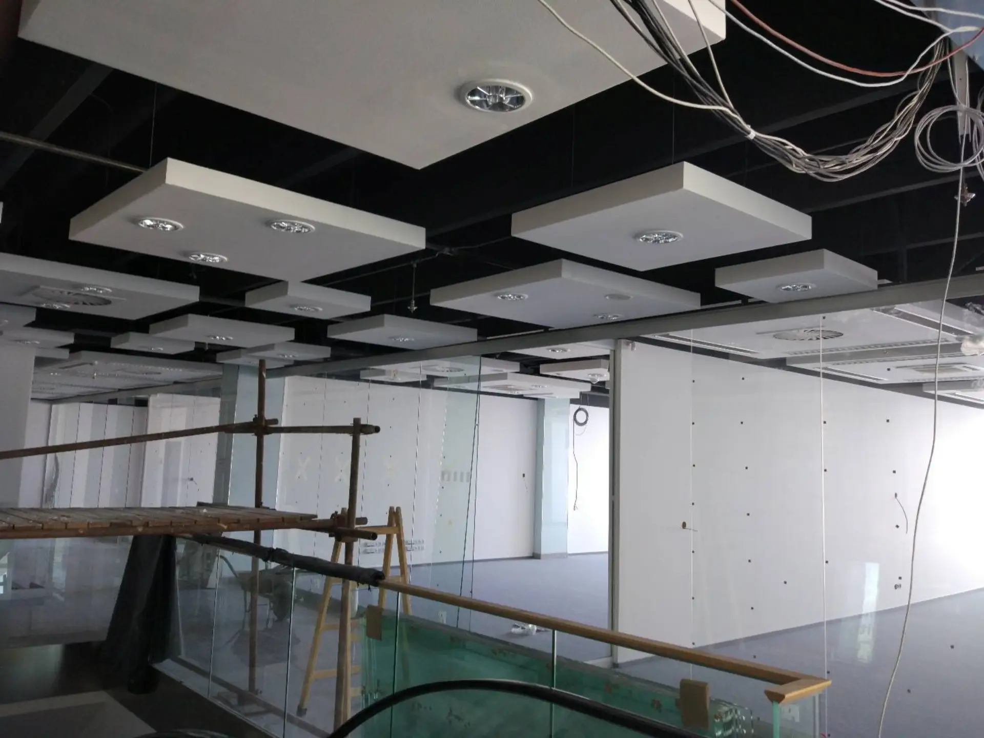 Kabeláž a osvětlení kanceláře ve stropních podhledech