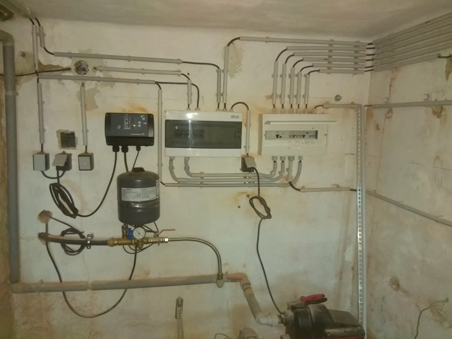 Rozvaděče, kabelové rozvody a čerpadlo v technické místnosti