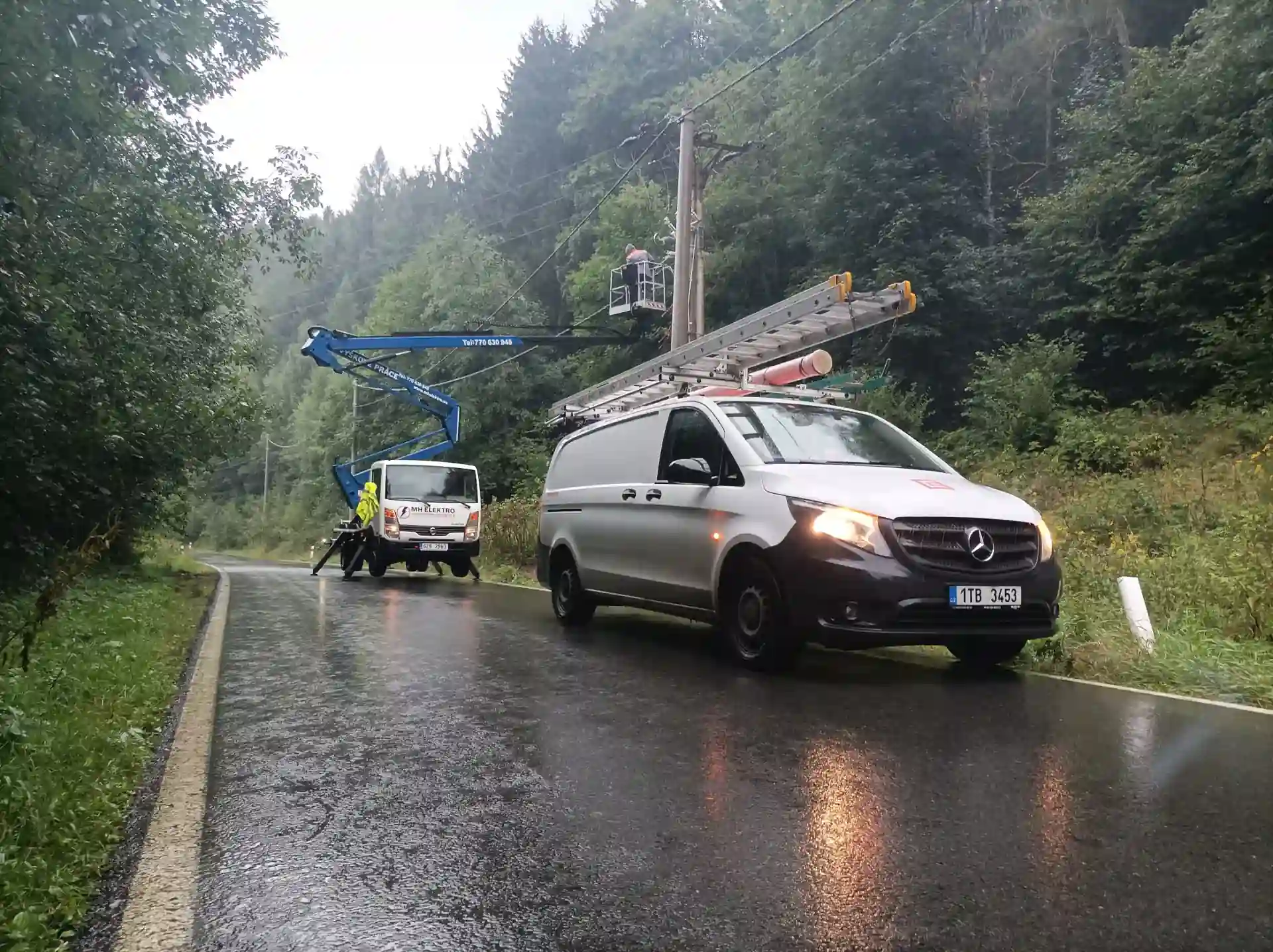Vozový park pro elektro servis a výškové práce