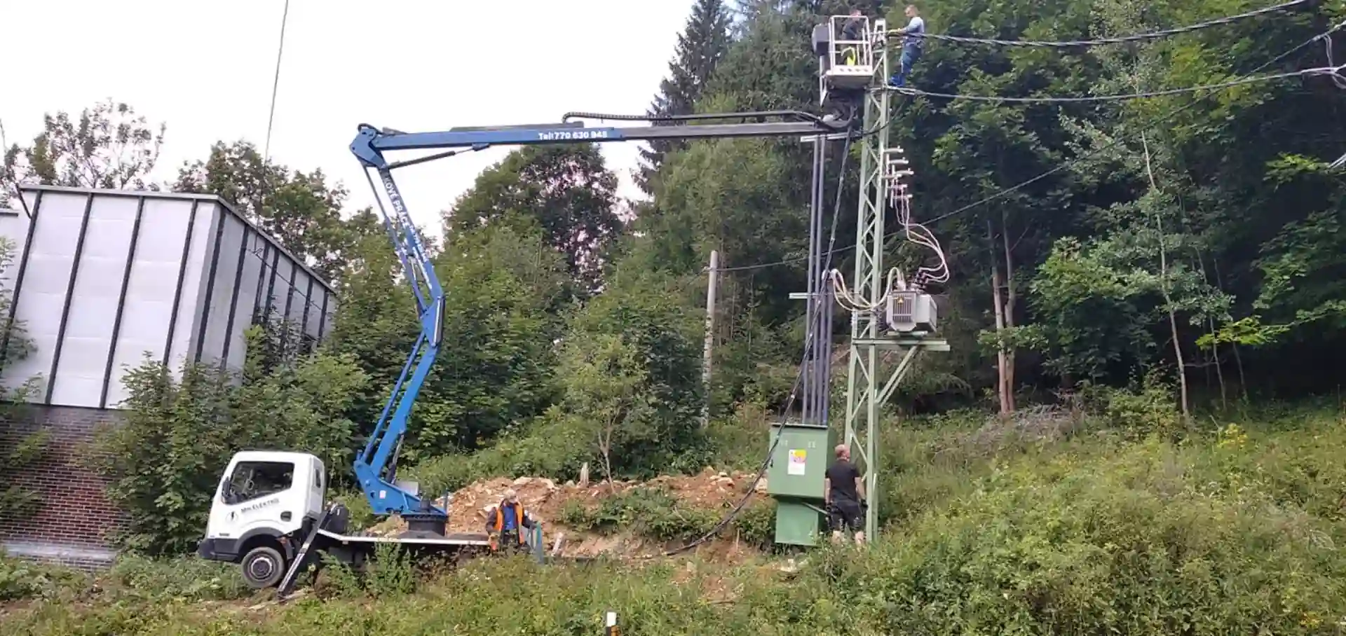 Montáž trafa na sloup pomocí autoplošiny