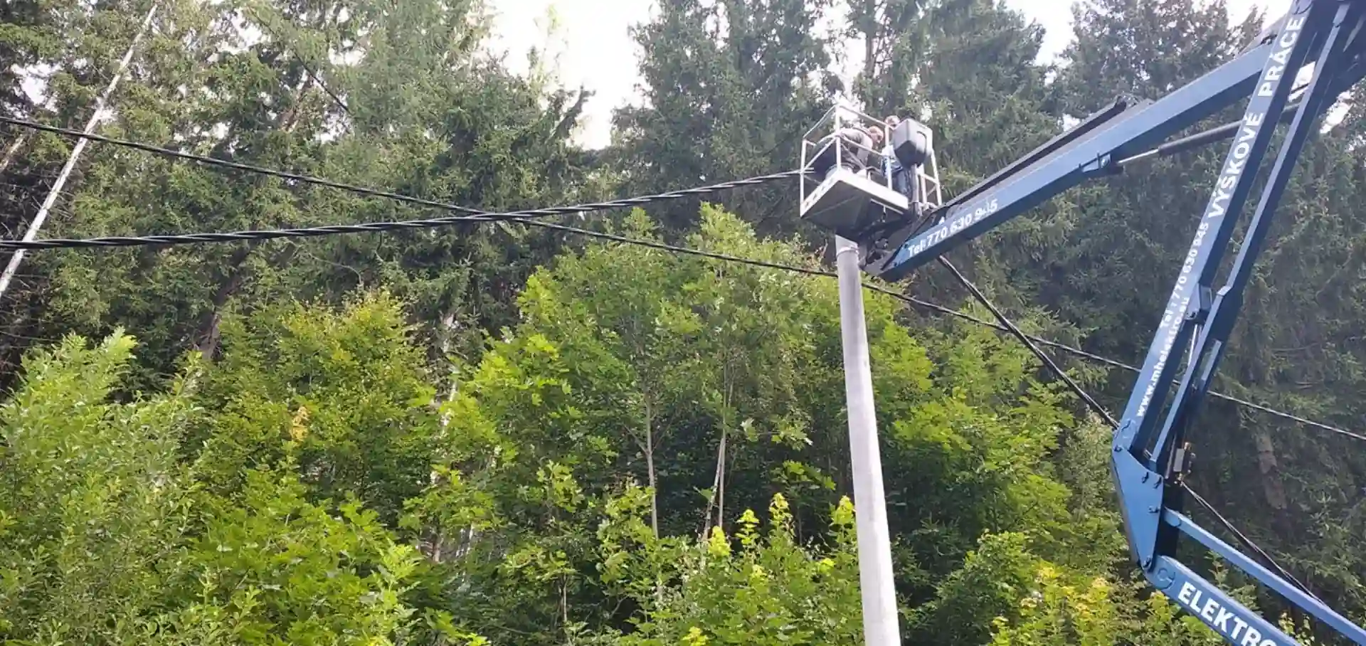 Oprava venkovního vedení pomocí montážní plošiny