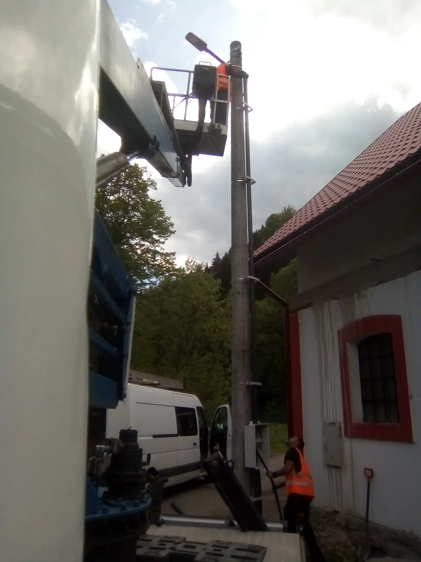 Montáž osvětlení na sloupu z montážní plošiny
