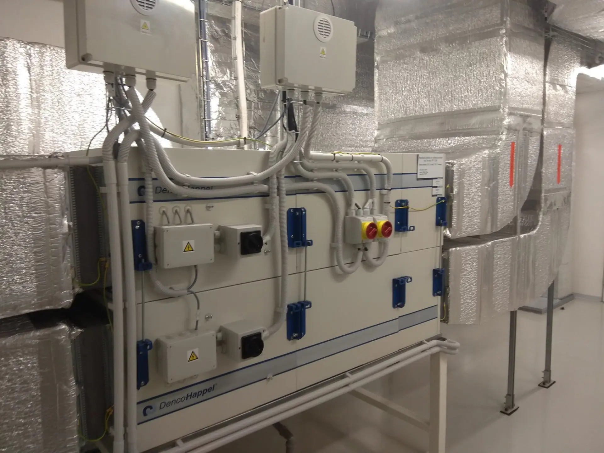 Vzduchotechnická jednotka DencoHappel ve strojovně
