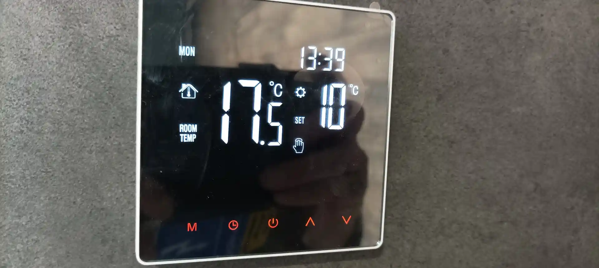 Digitální termostat zobrazující aktuální teplotu podlahového topení.