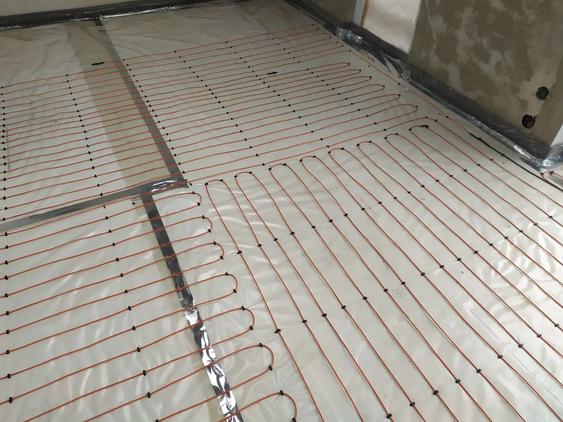 Digitální termostat pro efektivní regulaci elektrického topení