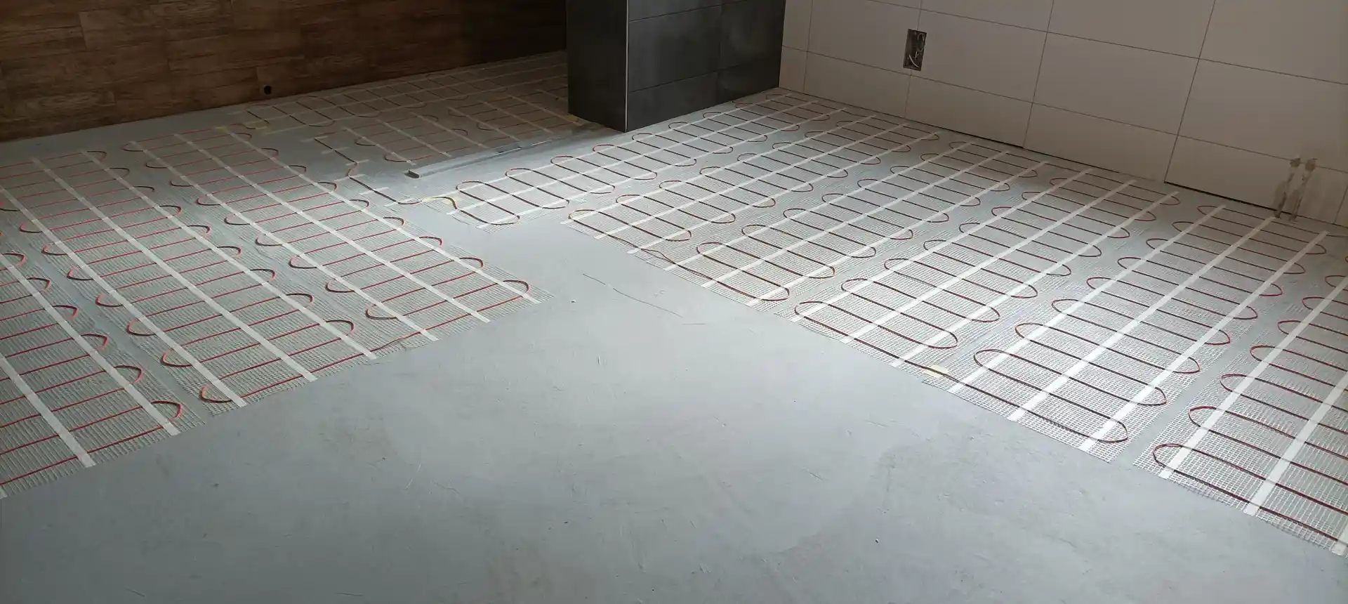 Detailní pohled na položené topné rohože Fenix před zalitím betonem.