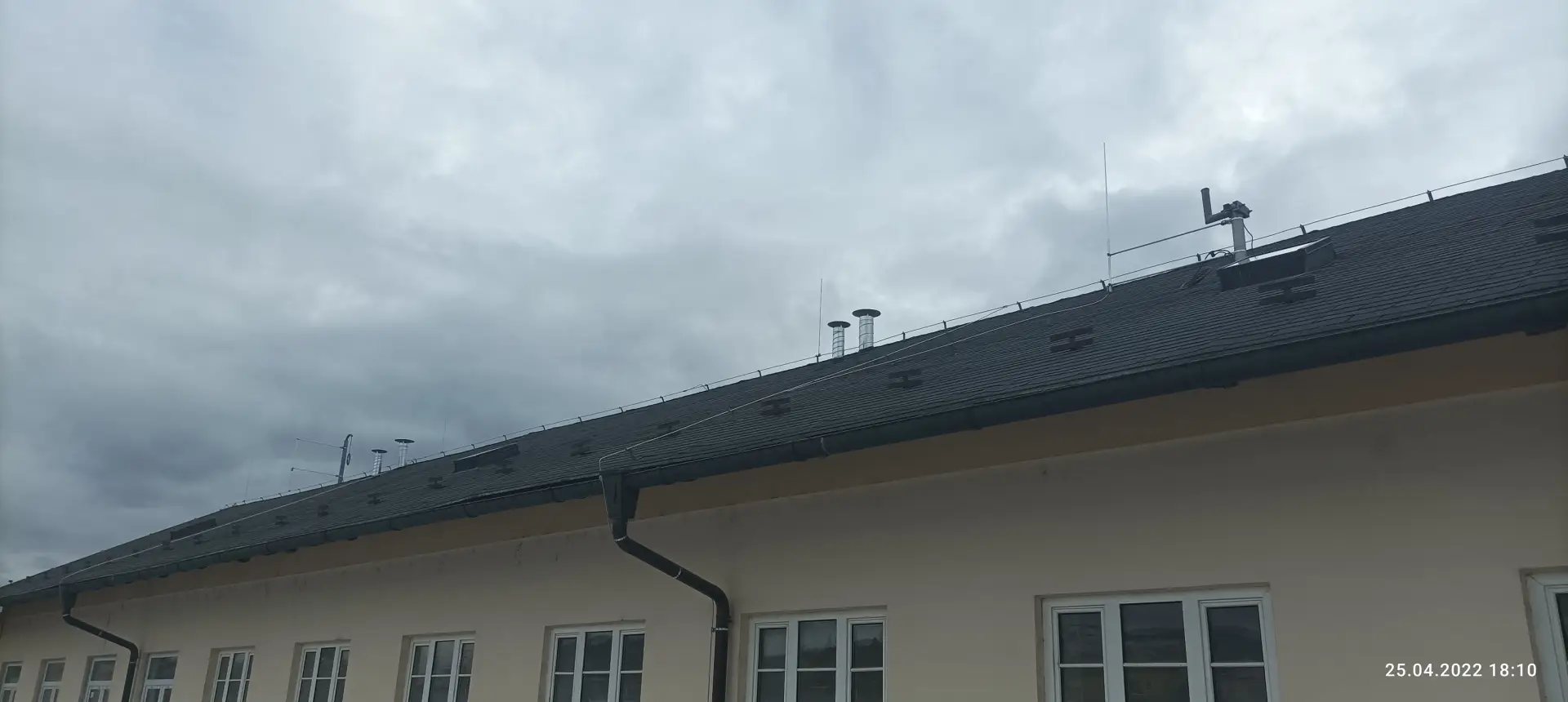 Realizace hromosvodové soustavy na rozsáhlé střeše bytového domu