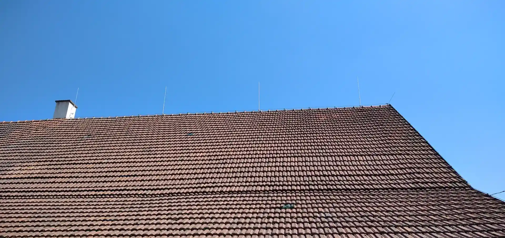 Celkový pohled na osazené jímací tyče bleskosvodu proti obloze