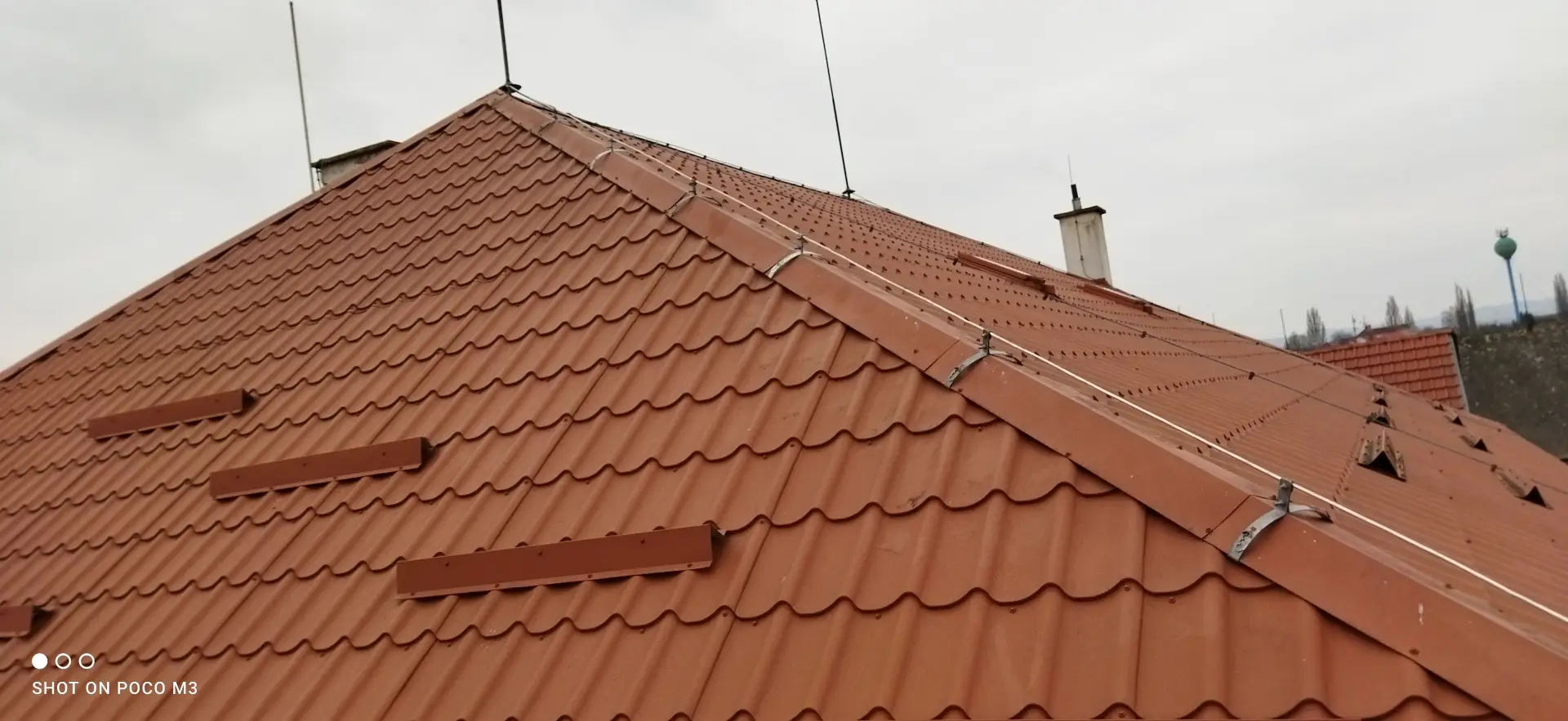 Kompletní ochrana před bleskem na střeše z plechových šablon