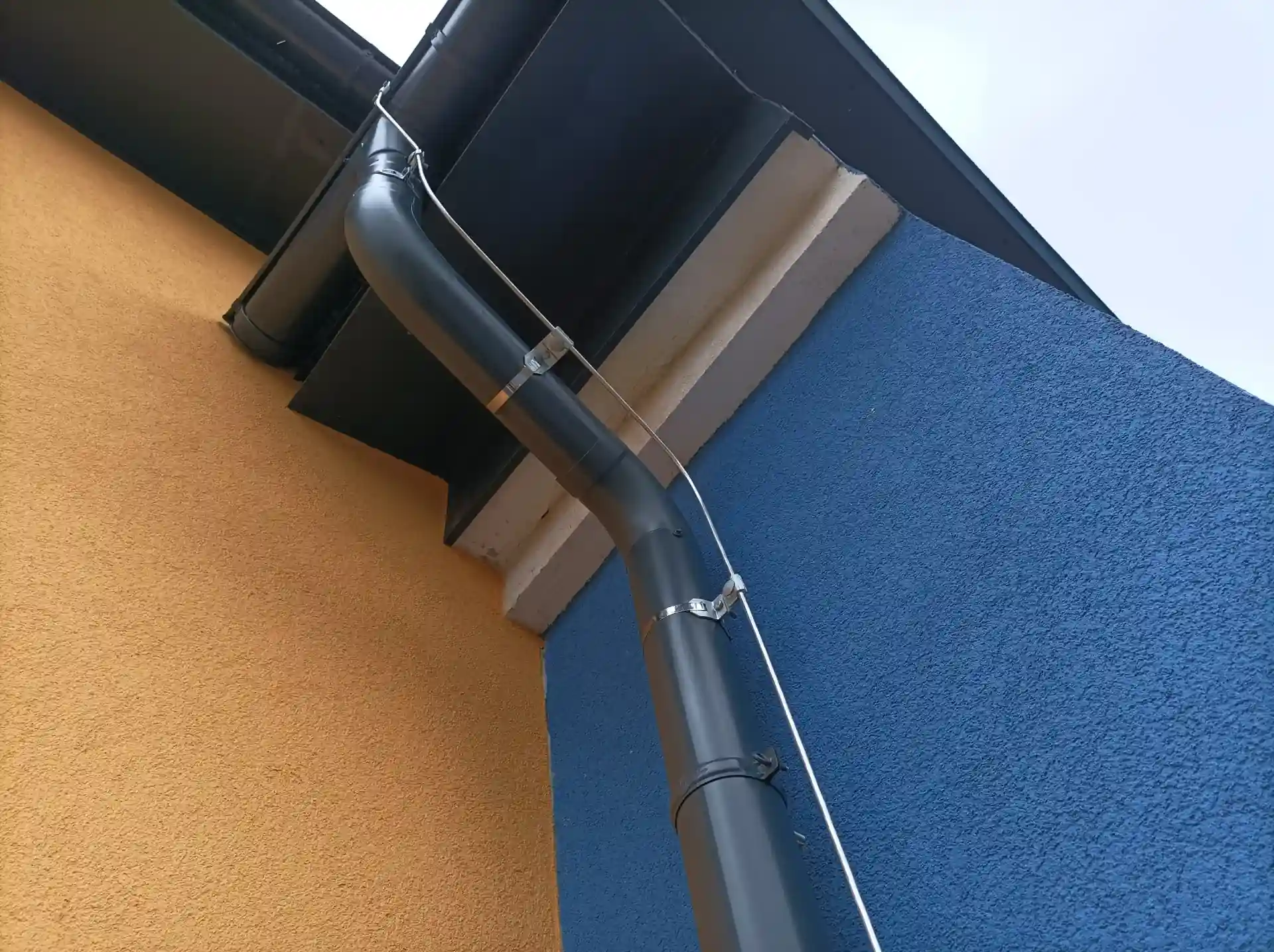 Detailní uchycení bleskosvodového vodiče podél střešního okapu