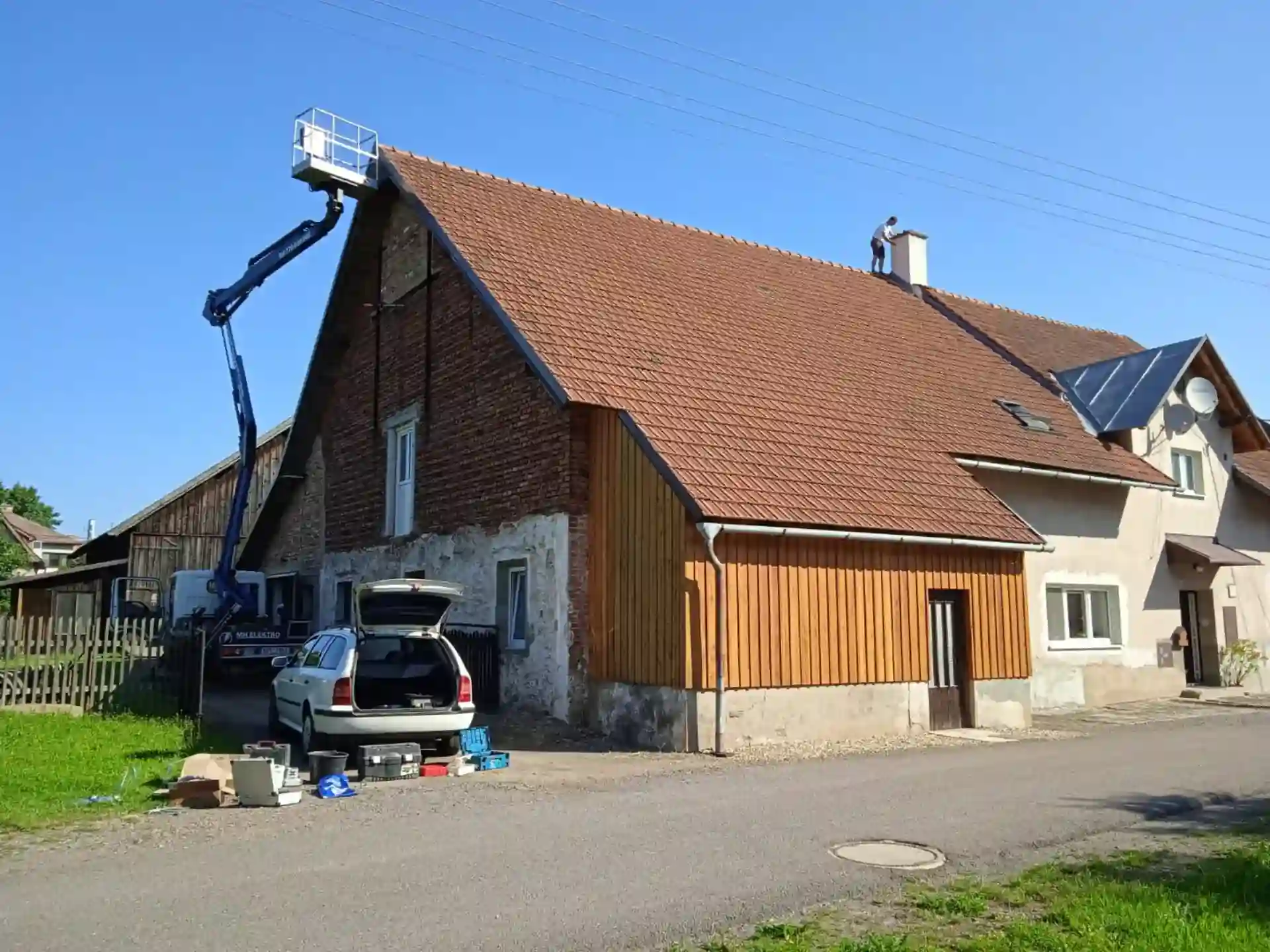 Montáž hromosvodu na rodinném domě z autoplošiny