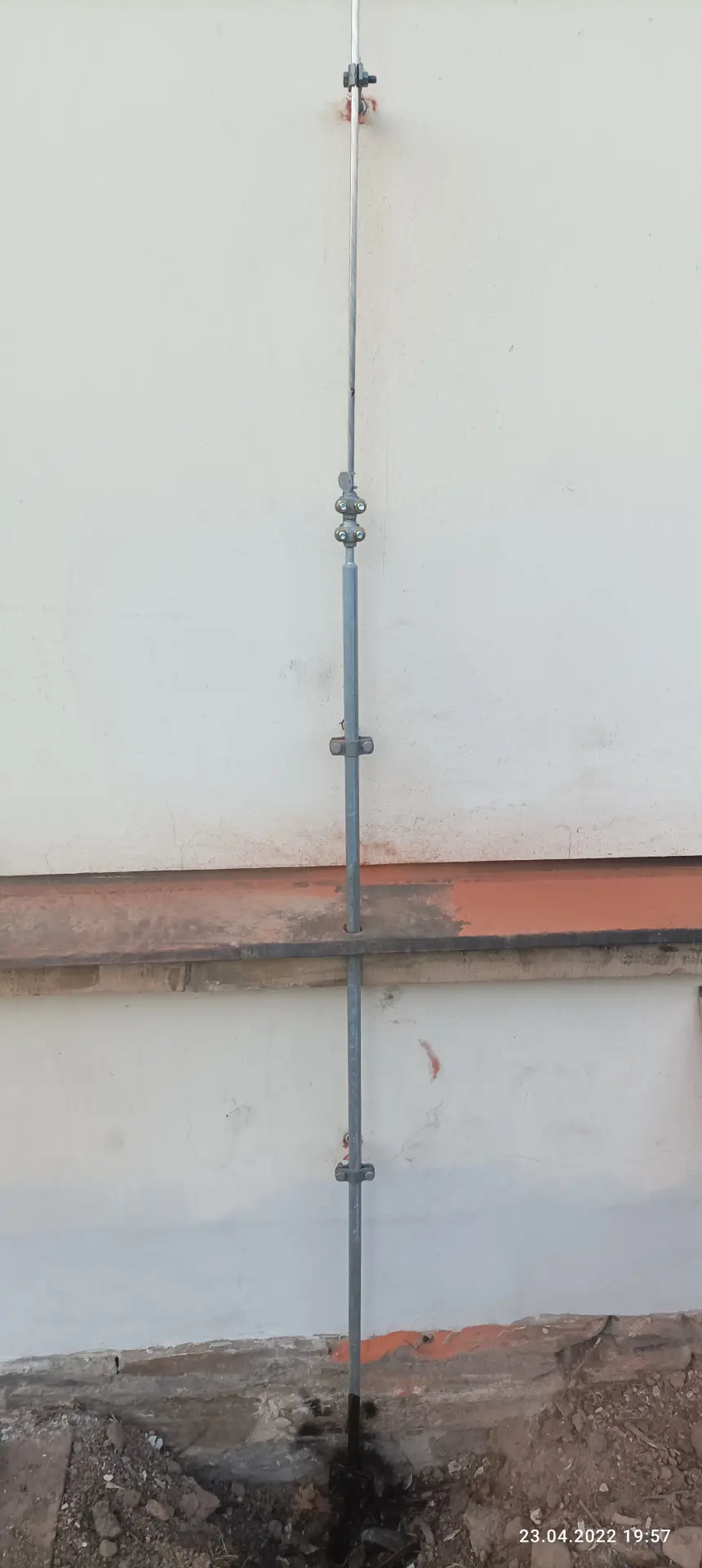 Vyústění svodu hromosvodu u základů budovy pro napojení na zemnič