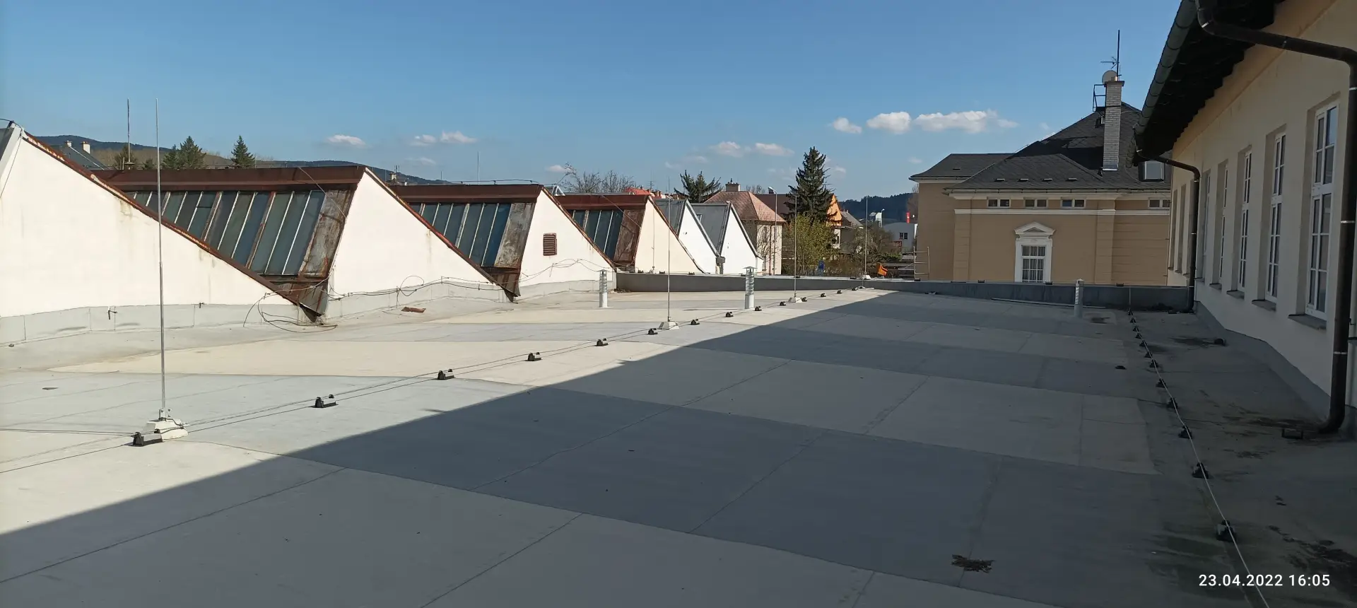 Realizace ochrany před bleskem na ploché střeše s využitím podpěr