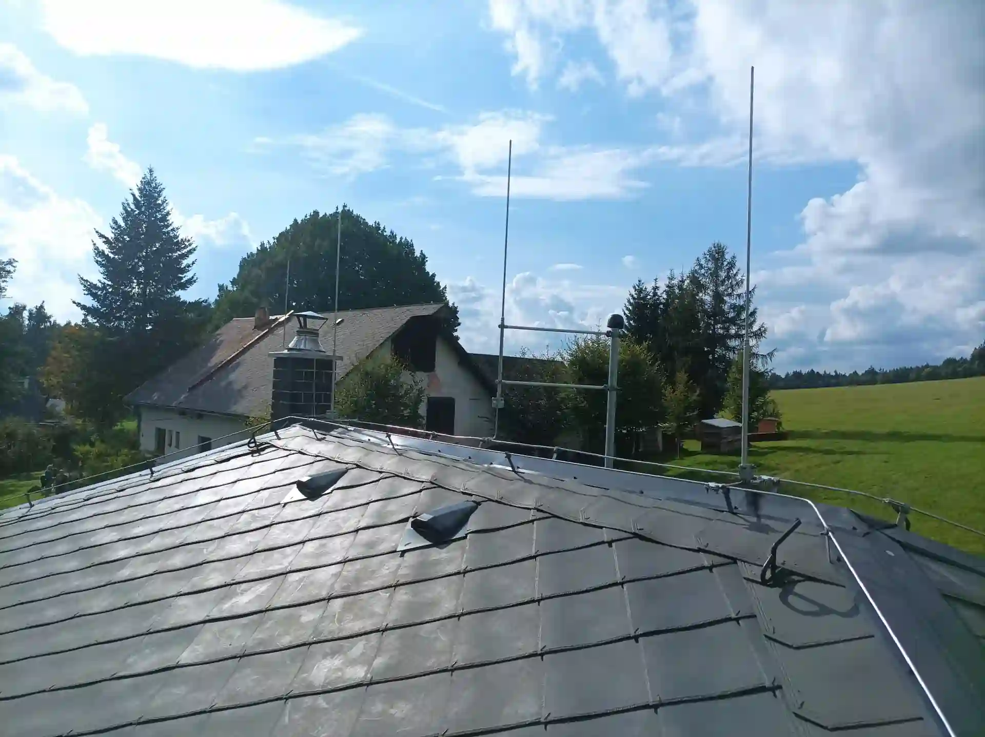 Instalace jímacích tyčí a vedení hromosvodu na skládané střešní krytině