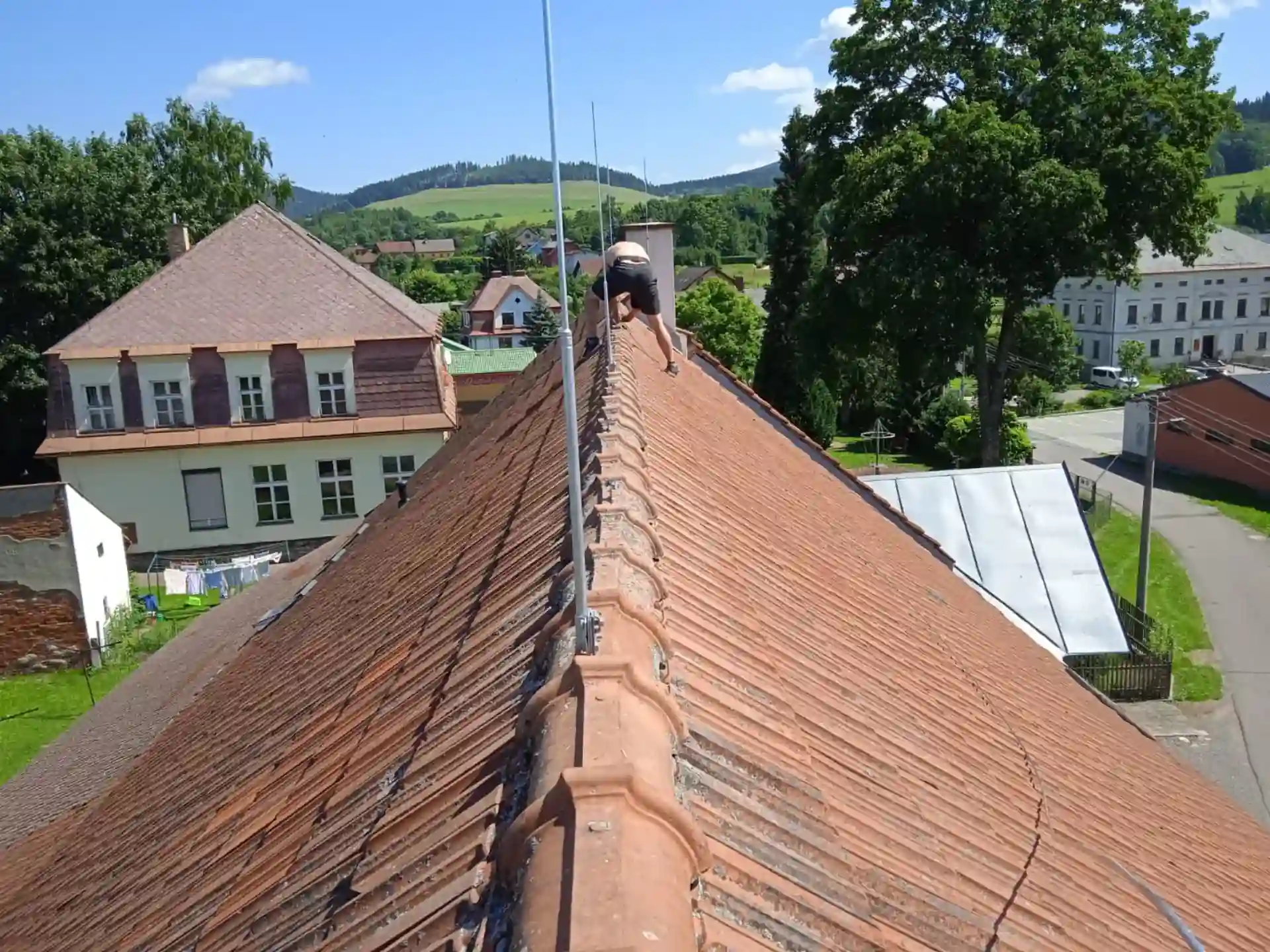Práce na hřebeni střechy při instalaci hlavní jímací soustavy