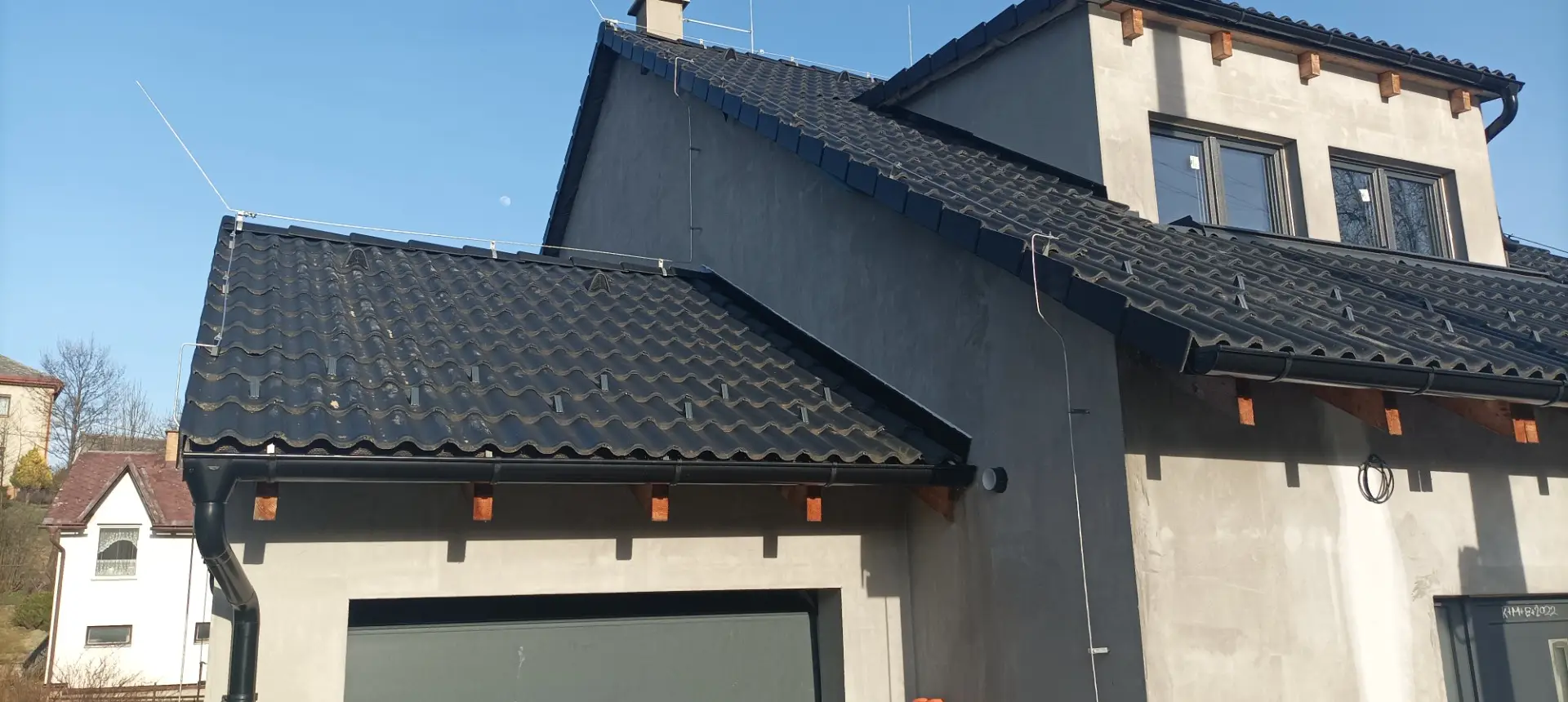 Instalace bleskosvodu na moderní novostavbě s šedou fasádou
