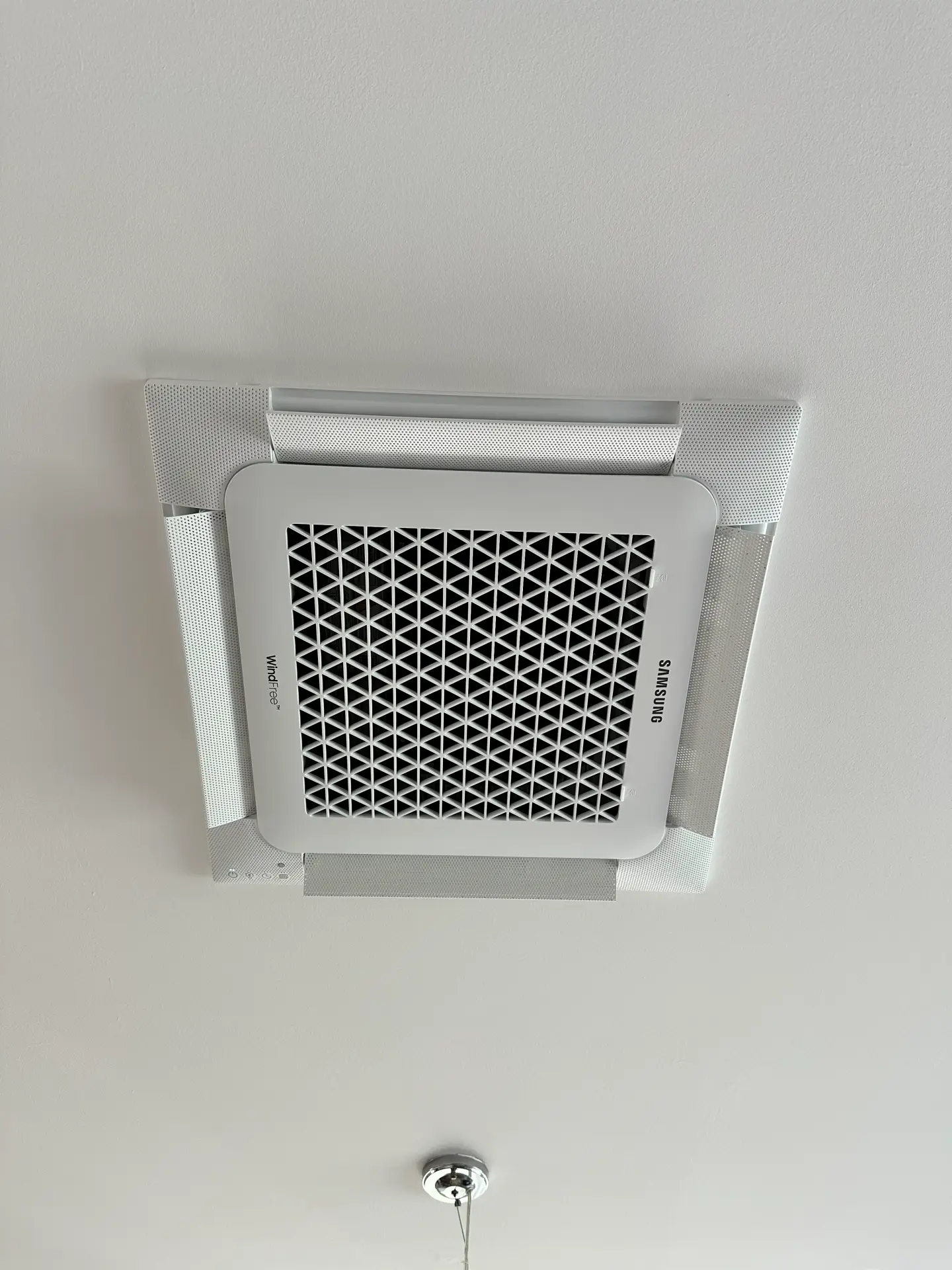 Detailní pohled na stropní klimatizaci Samsung WindFree