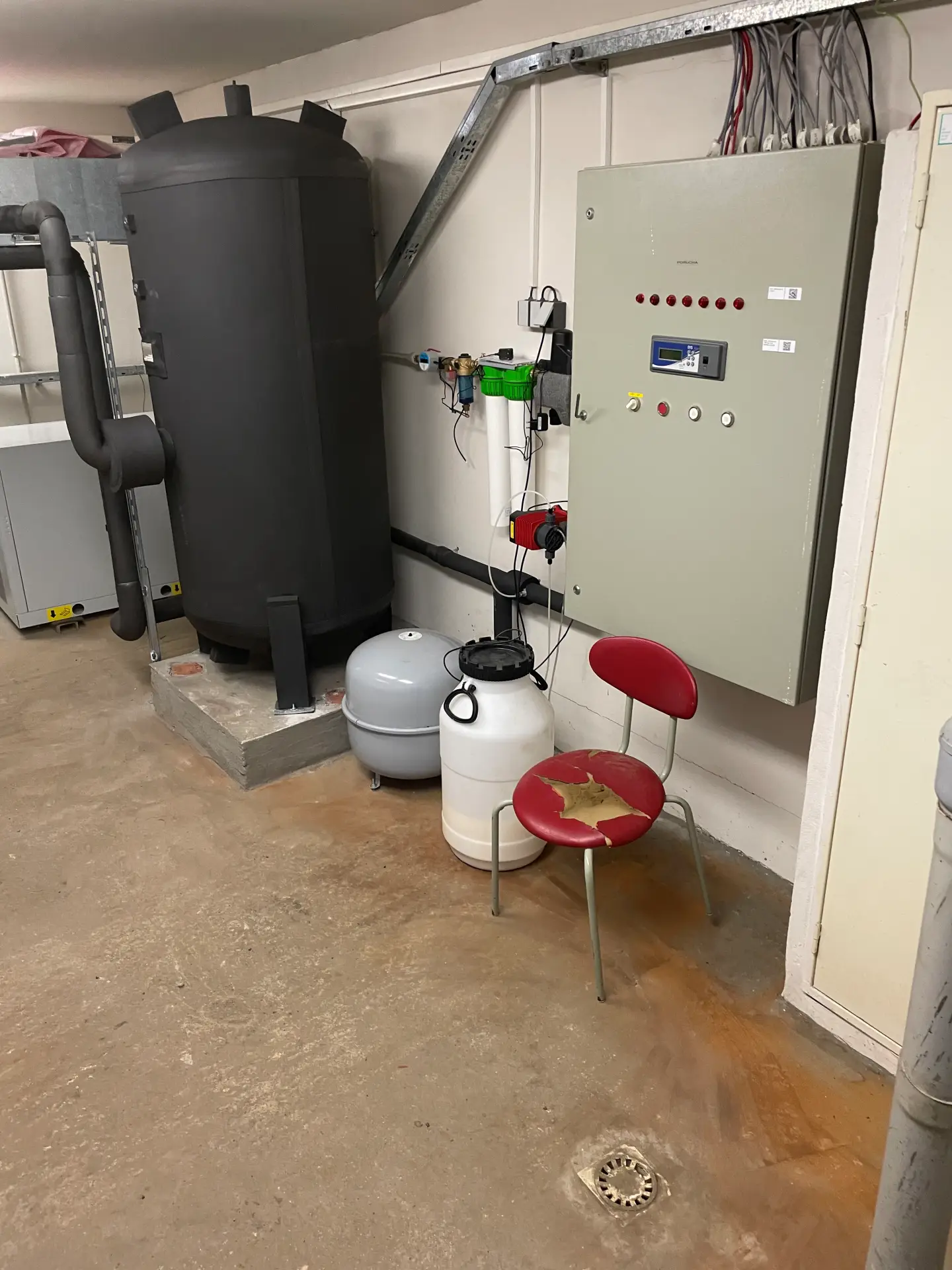 Elektrický rozvaděč a akumulační nádrž komplexního HVAC systému