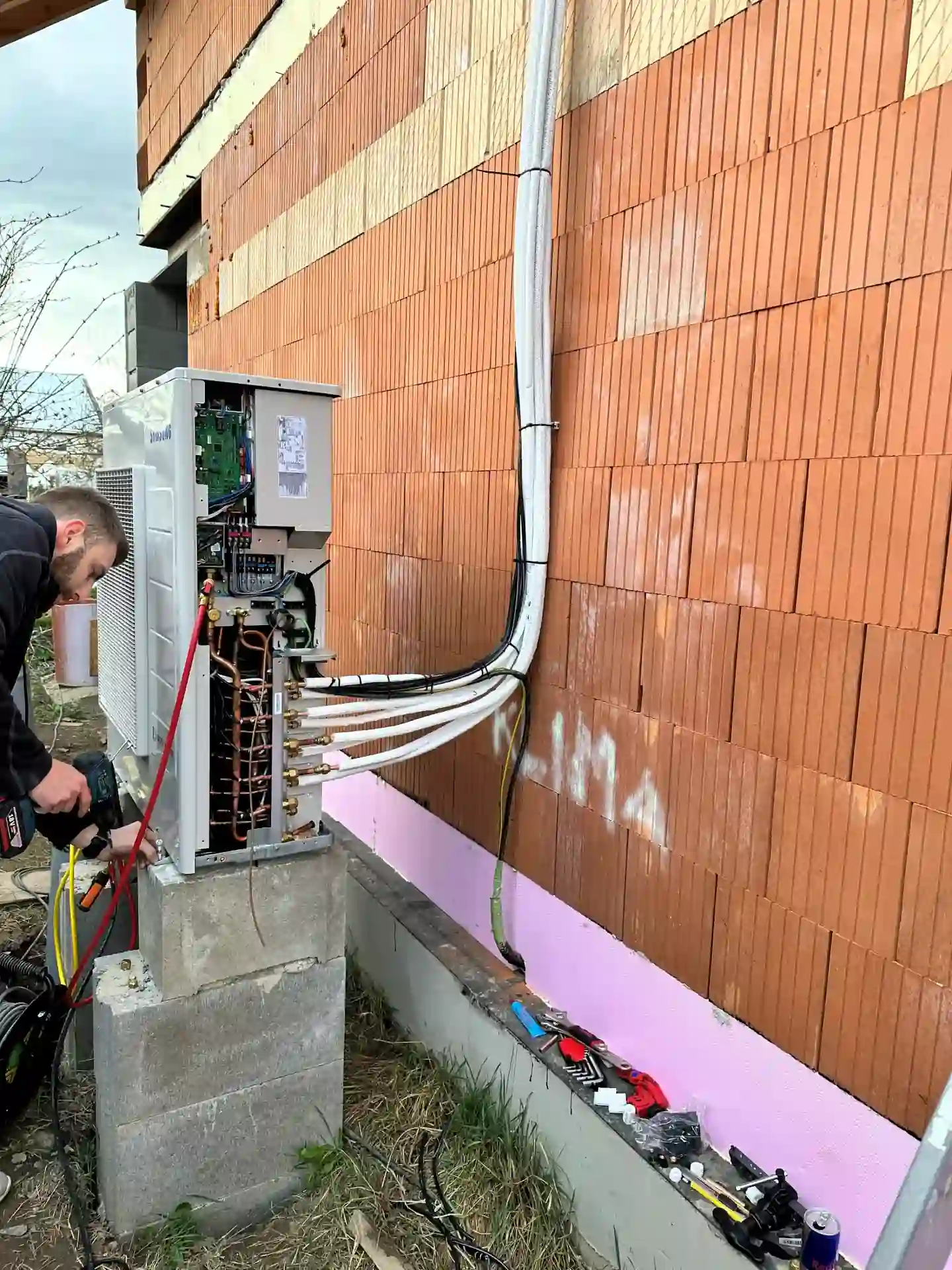 Instalace venkovní jednotky klimatizace Samsung u rodinného domu