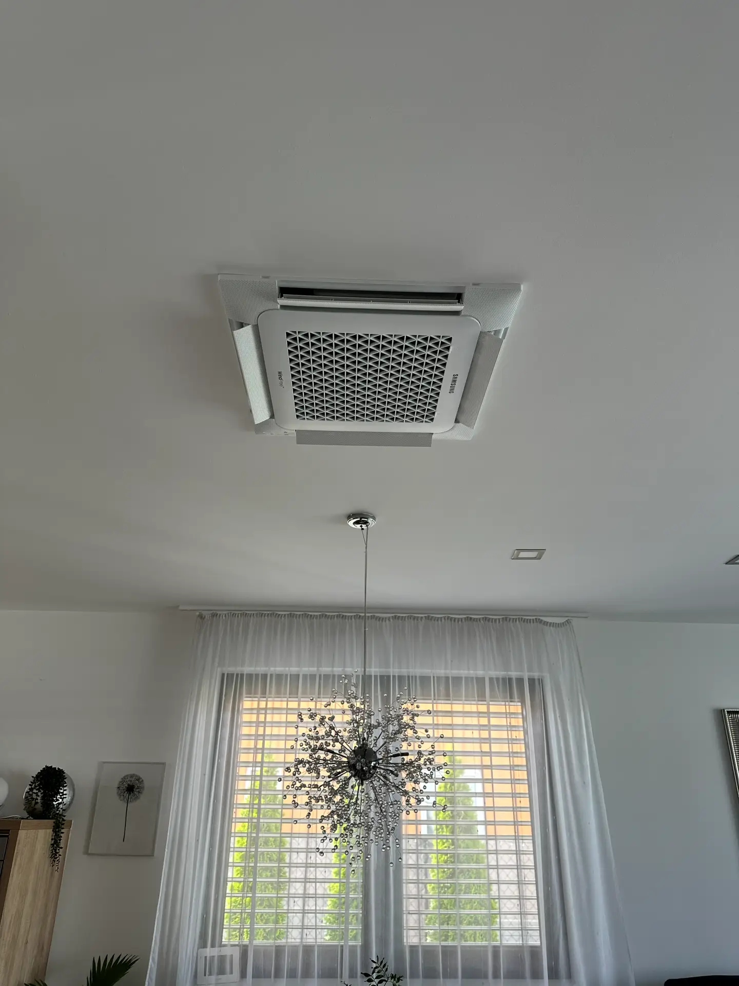 Stropní kazetová klimatizace Samsung WindFree v moderním interiéru
