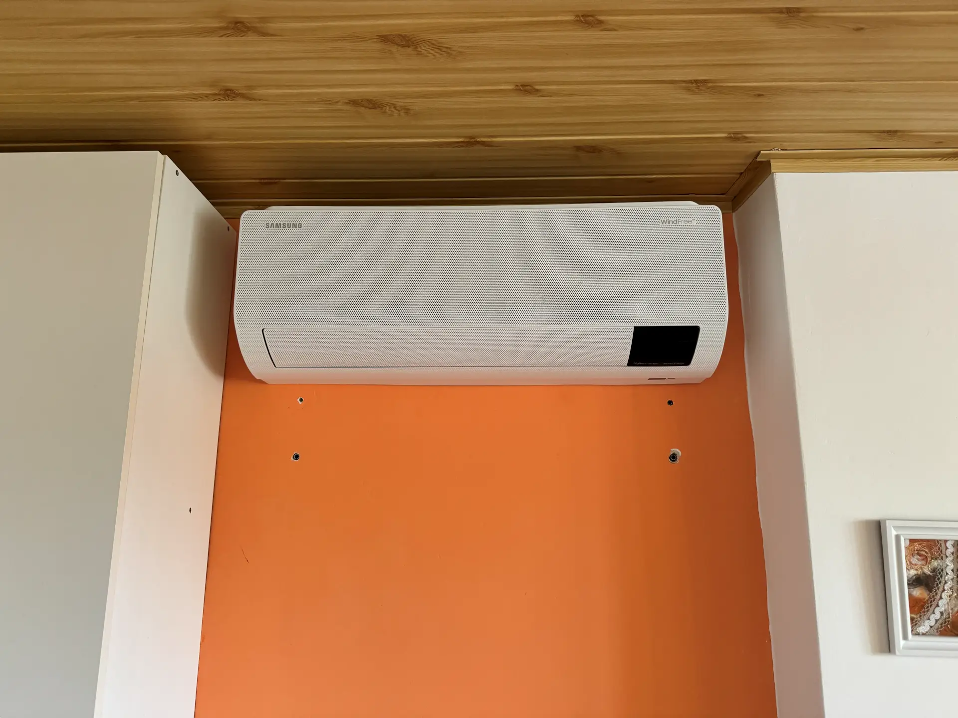 Designová instalace klimatizace Samsung WindFree v interiéru