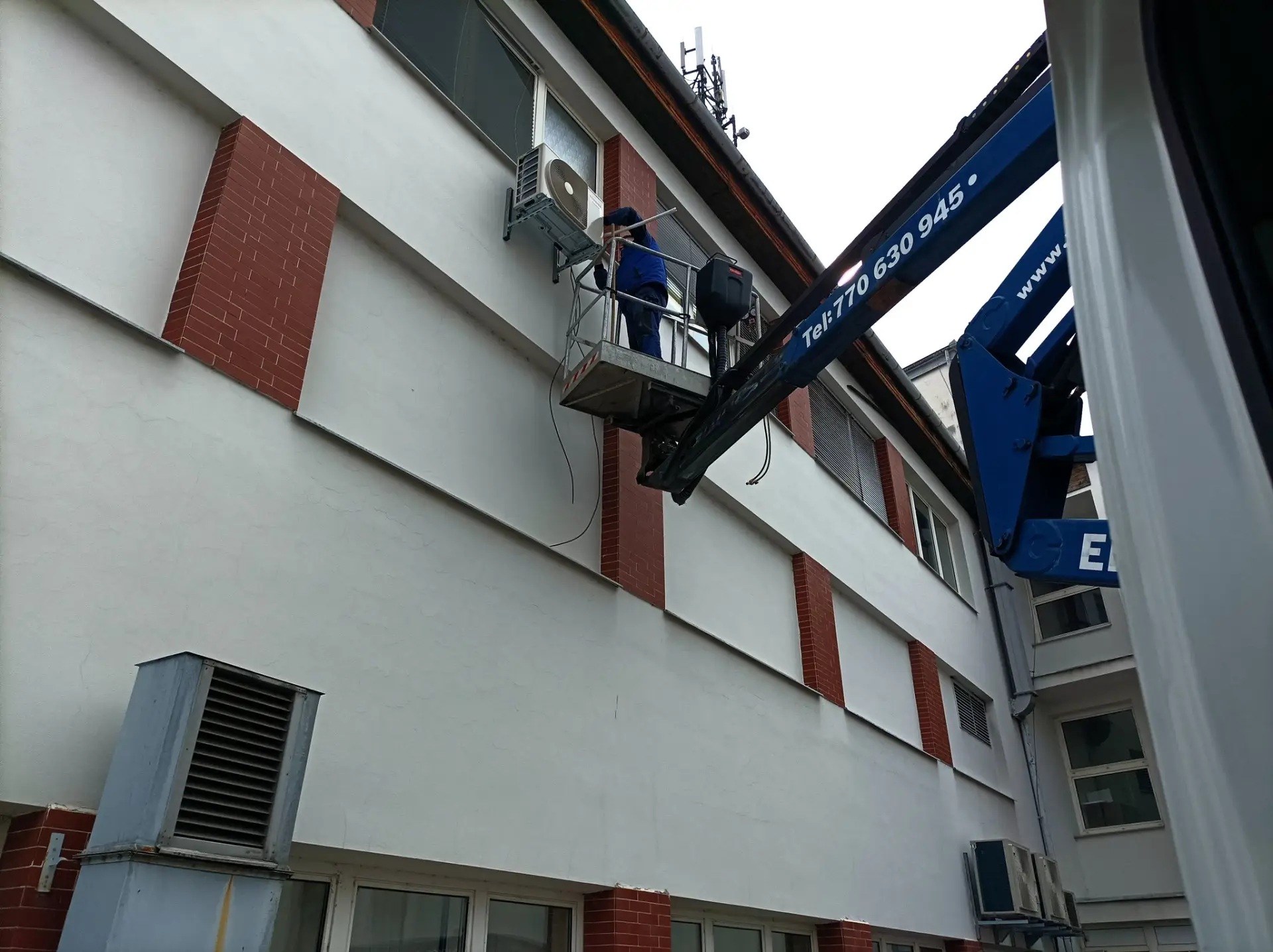 Profesionální montáž klimatizace z plošiny na fasádu budovy